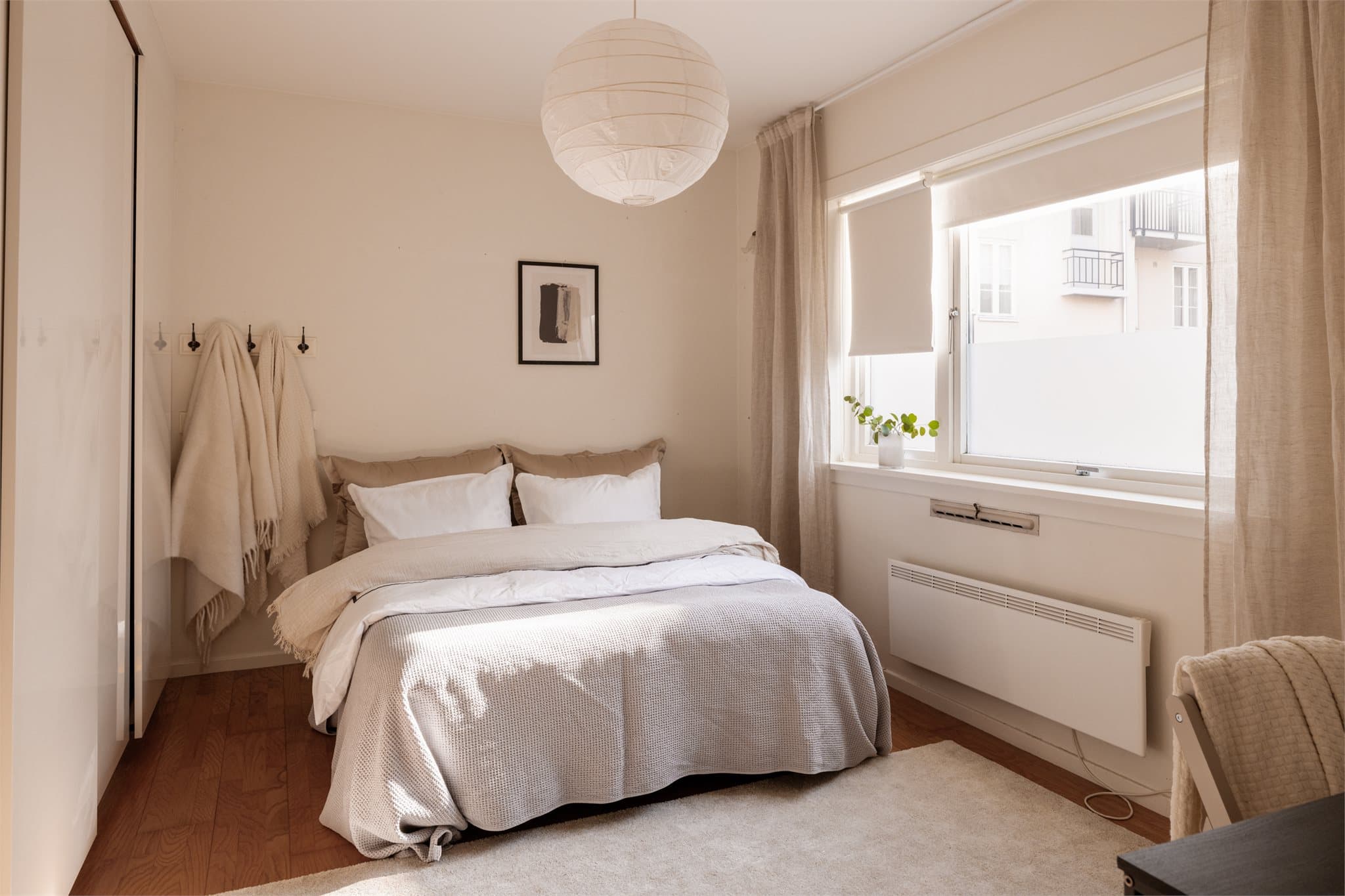 Soverom ll er lyst og innbydende, med god plass til stor skyvedørsgarderobe (3,14 m og høyde på 2,65 m) med masse lagringsplass.