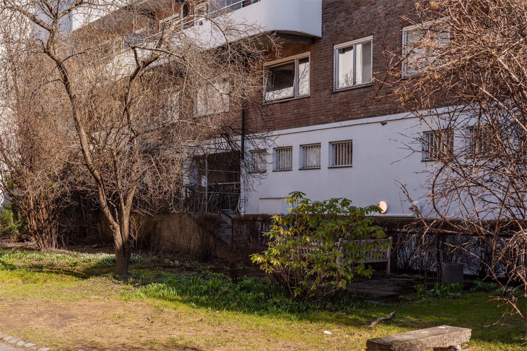 Sameiet har en felles, skjermet hage som er pent opparbeidet.