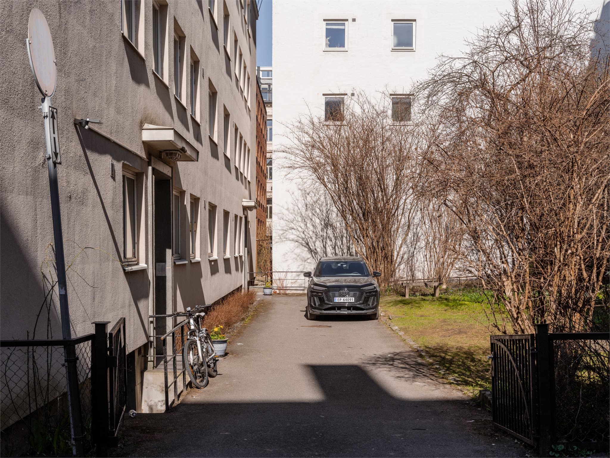Leiligheten ligger i en høy førsteetasje i en klassisk bygård fra 1952.