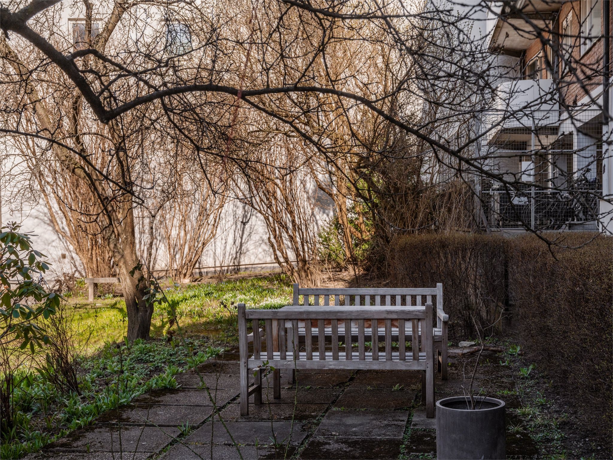Hyggelig uteplass med sittebenker tilgjengelig for beboerne.