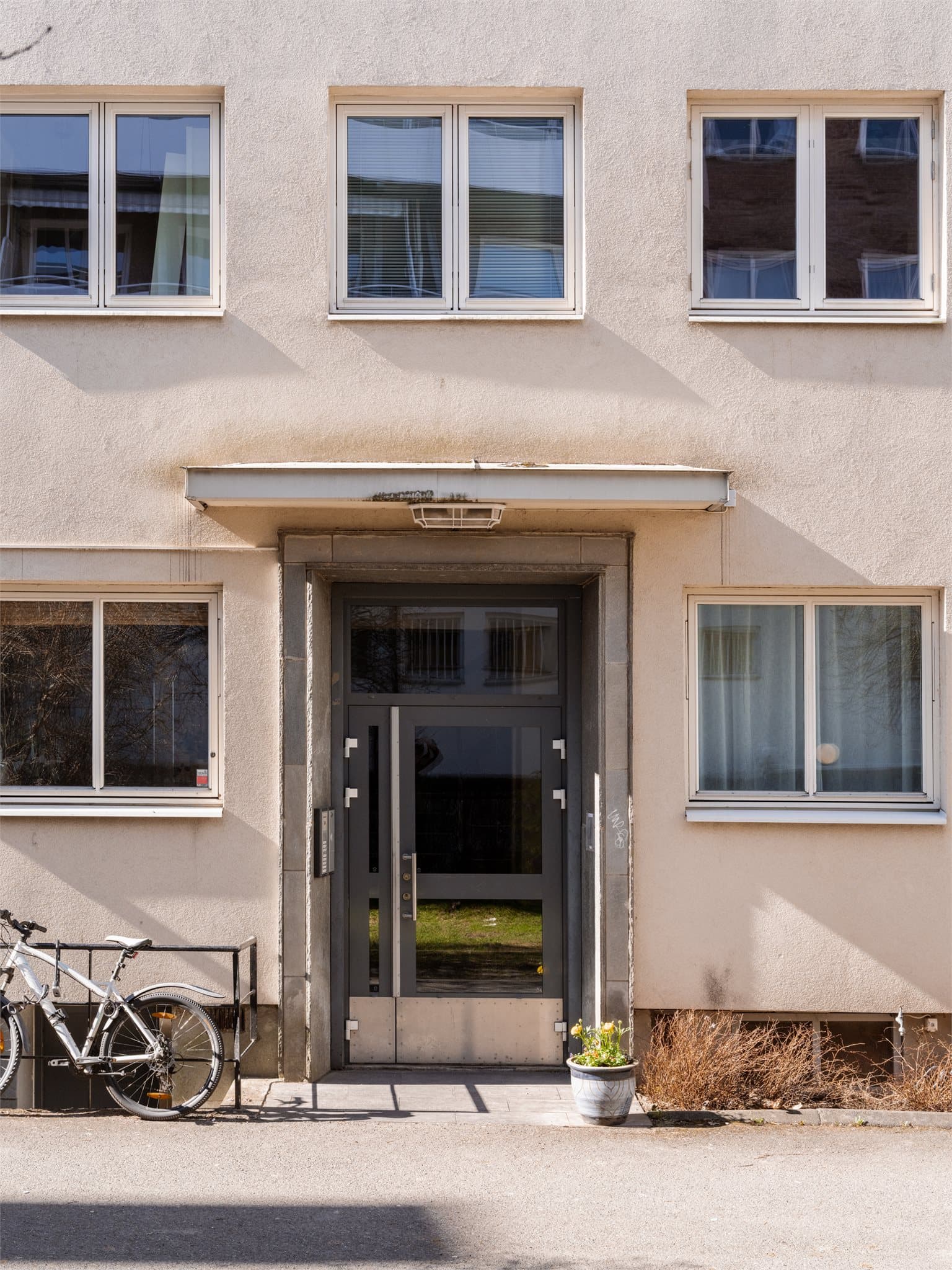 Felles inngangsparti for Briskebygården sameie, som består av totalt 16 boligseksjoner.