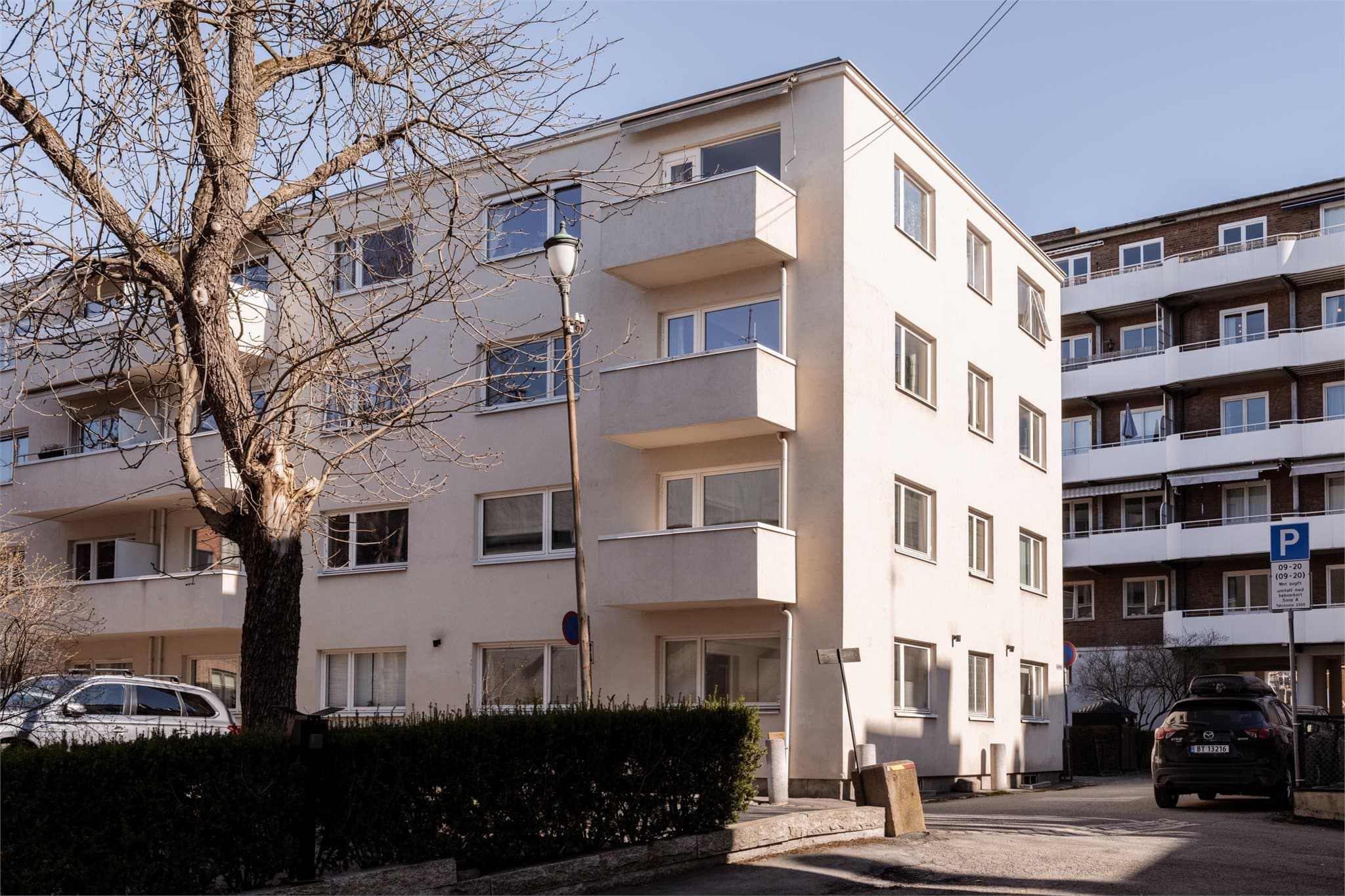 Eiendommen ligger i idylliske omgivelser i Lallakroken, en skjermet og grønn «lomme» kjent for sin rolige atmosfære.