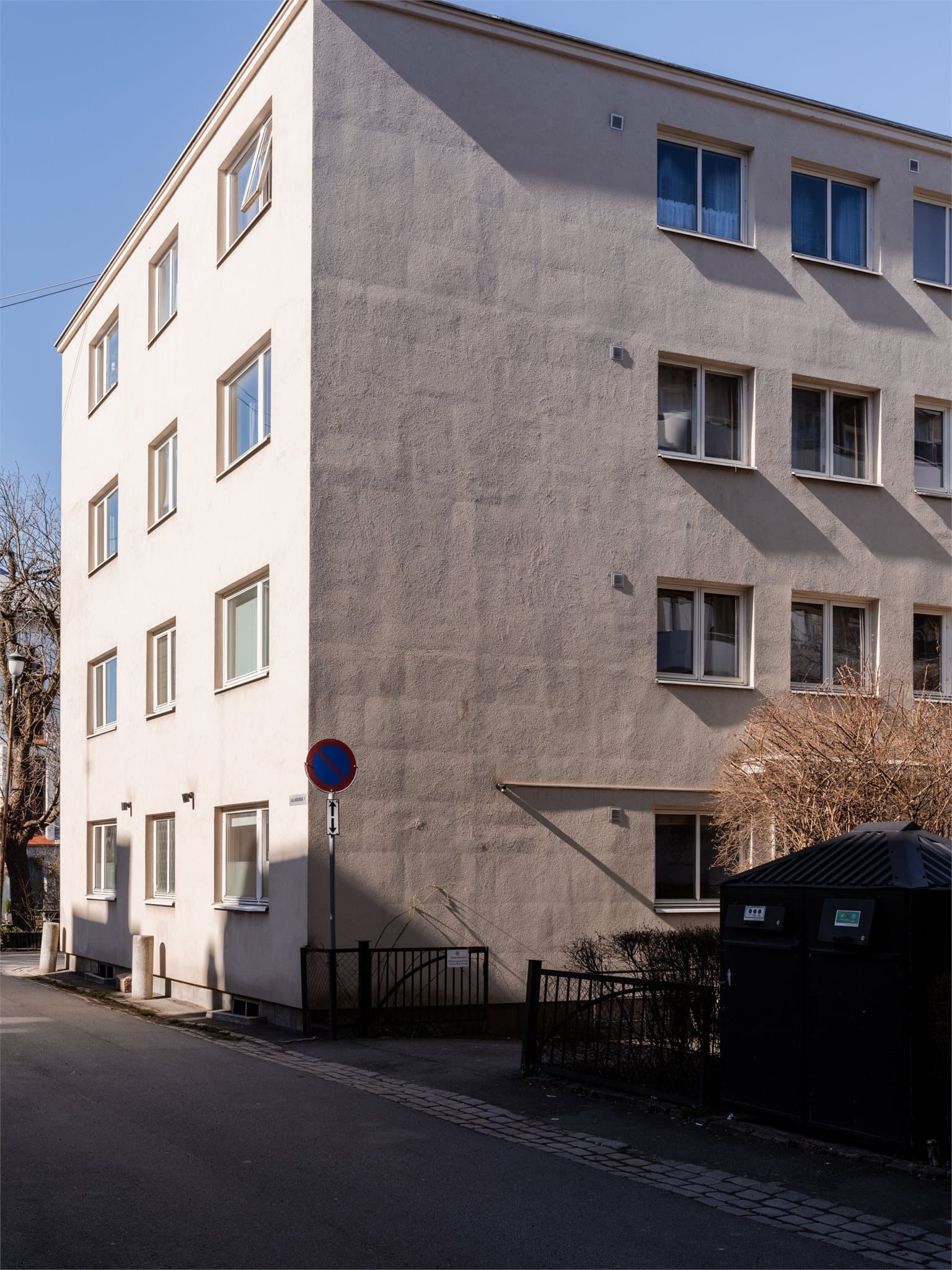 Området kombinerer historisk særpreg med moderne byliv, og tilbyr en attraktiv balanse mellom ro og sentral beliggenhet.