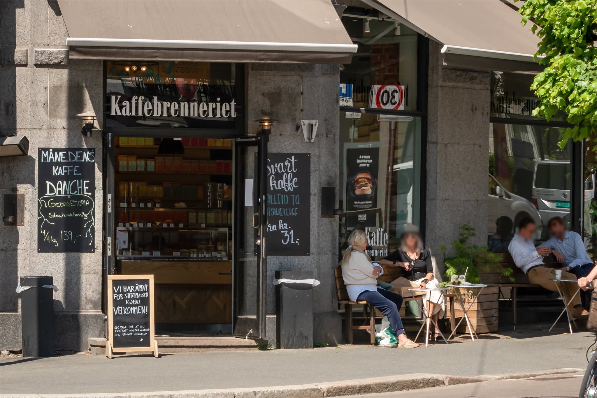 Et rikt utvalg av kaffebarer og bakerier preger nabolaget.