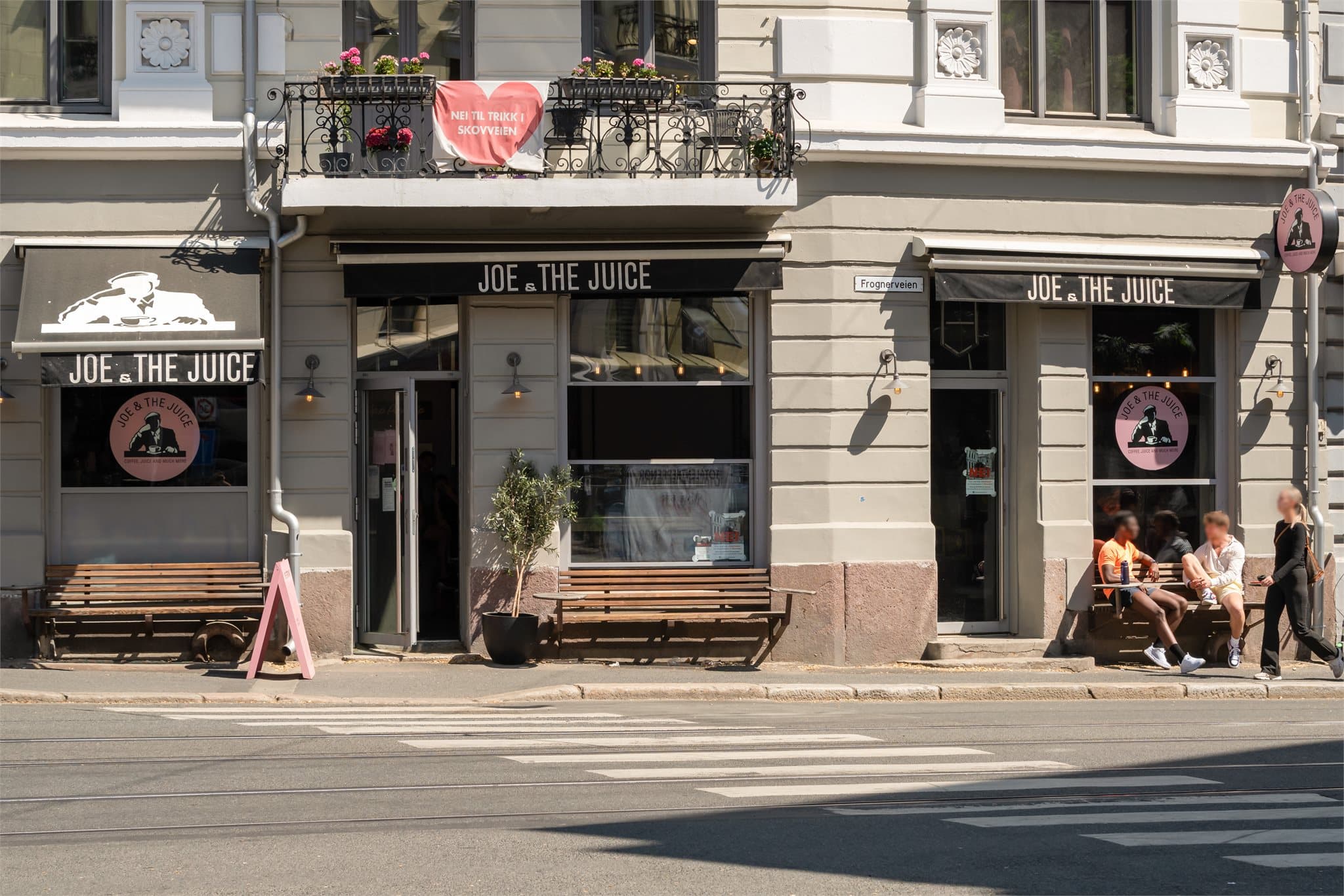 Kort vei til alt av servicetilbud, inkludert dagligvare, vinmonopol og apotek.