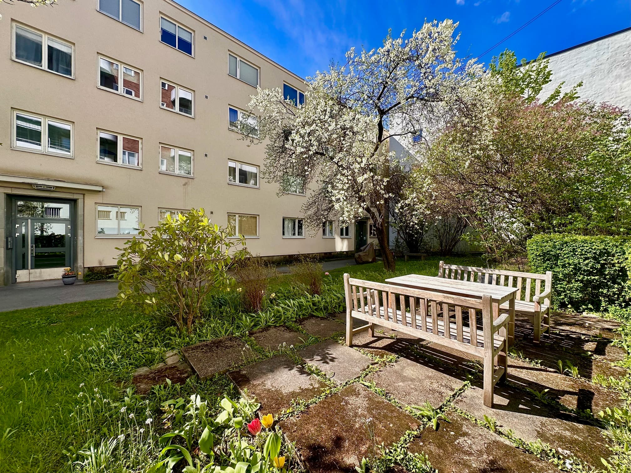 Hyggelig uteplass med sittebenker tilgjengelig for beboerne. Tatt av selger 4.mai 2026
