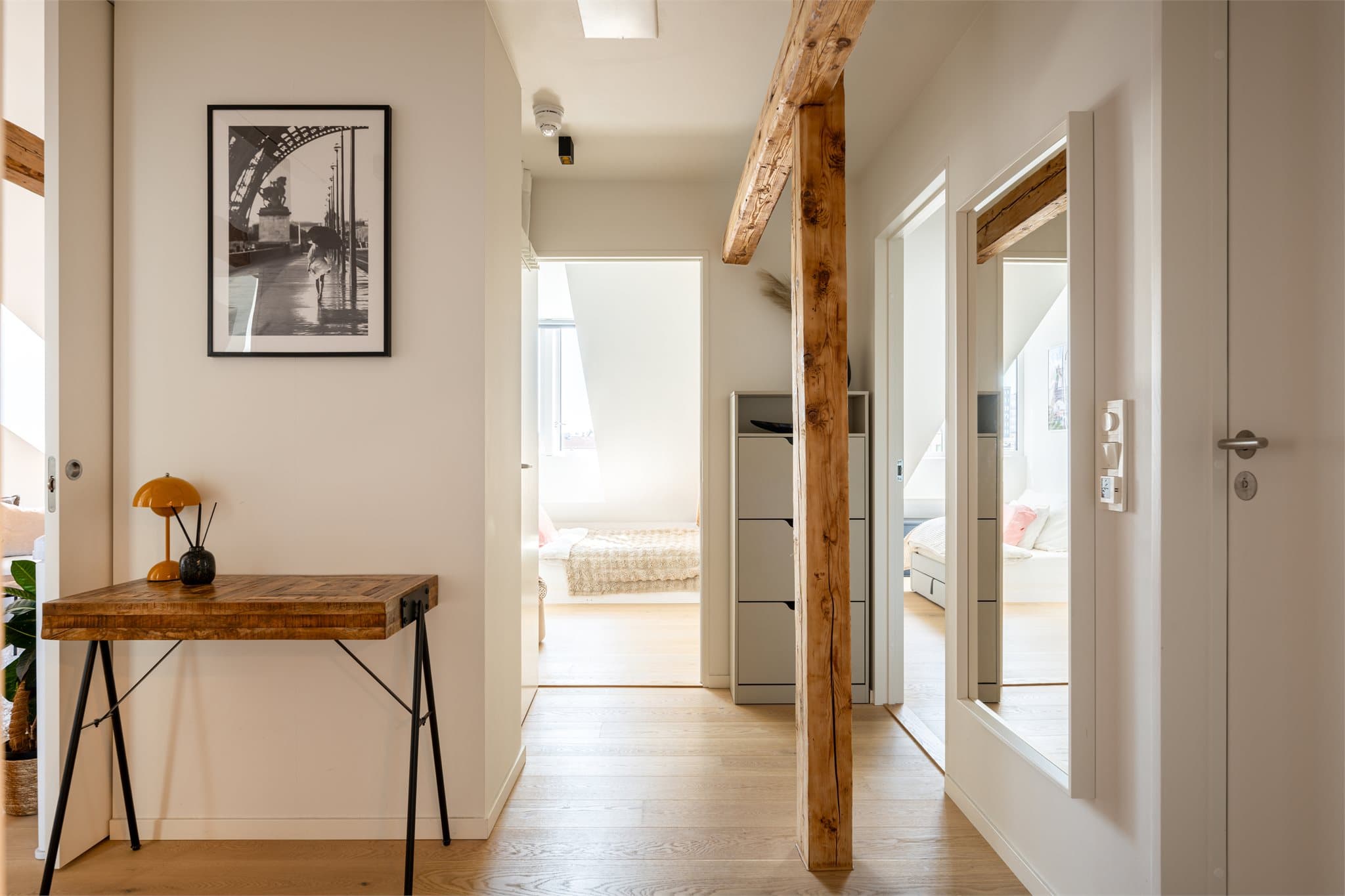 Skjult, takhøy skyvedør fra Roar Knudsen Dørfabrikk binder elegant sammen hall og oppholdsrom.