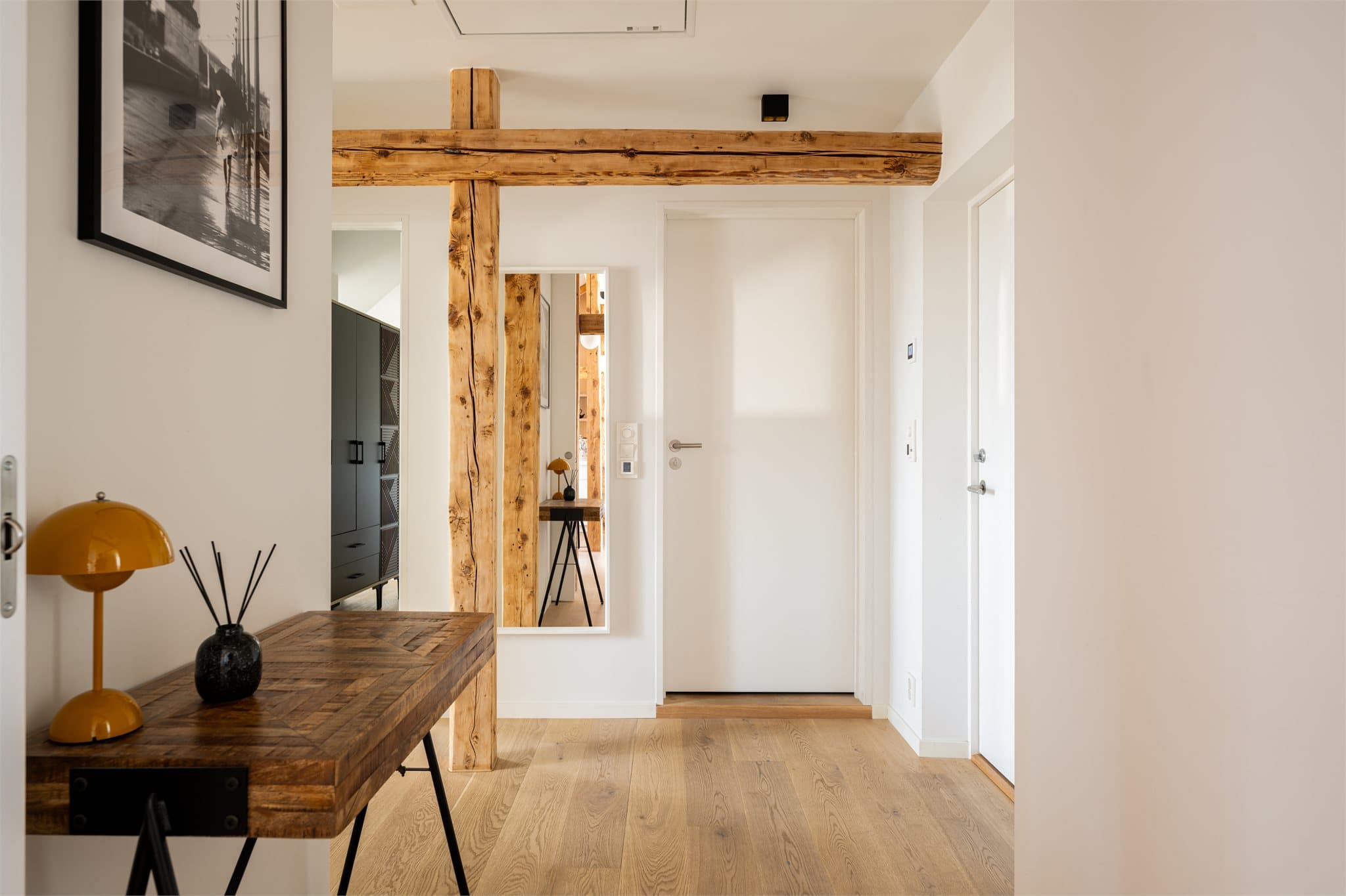 Gjennom boligen møter du løsninger og materialvalg fra anerkjente leverandører som Hamran Made by Wood, Miele, Tapwell, ELKO Plus-serien og Roar Knudsen Dørfabrikk.
