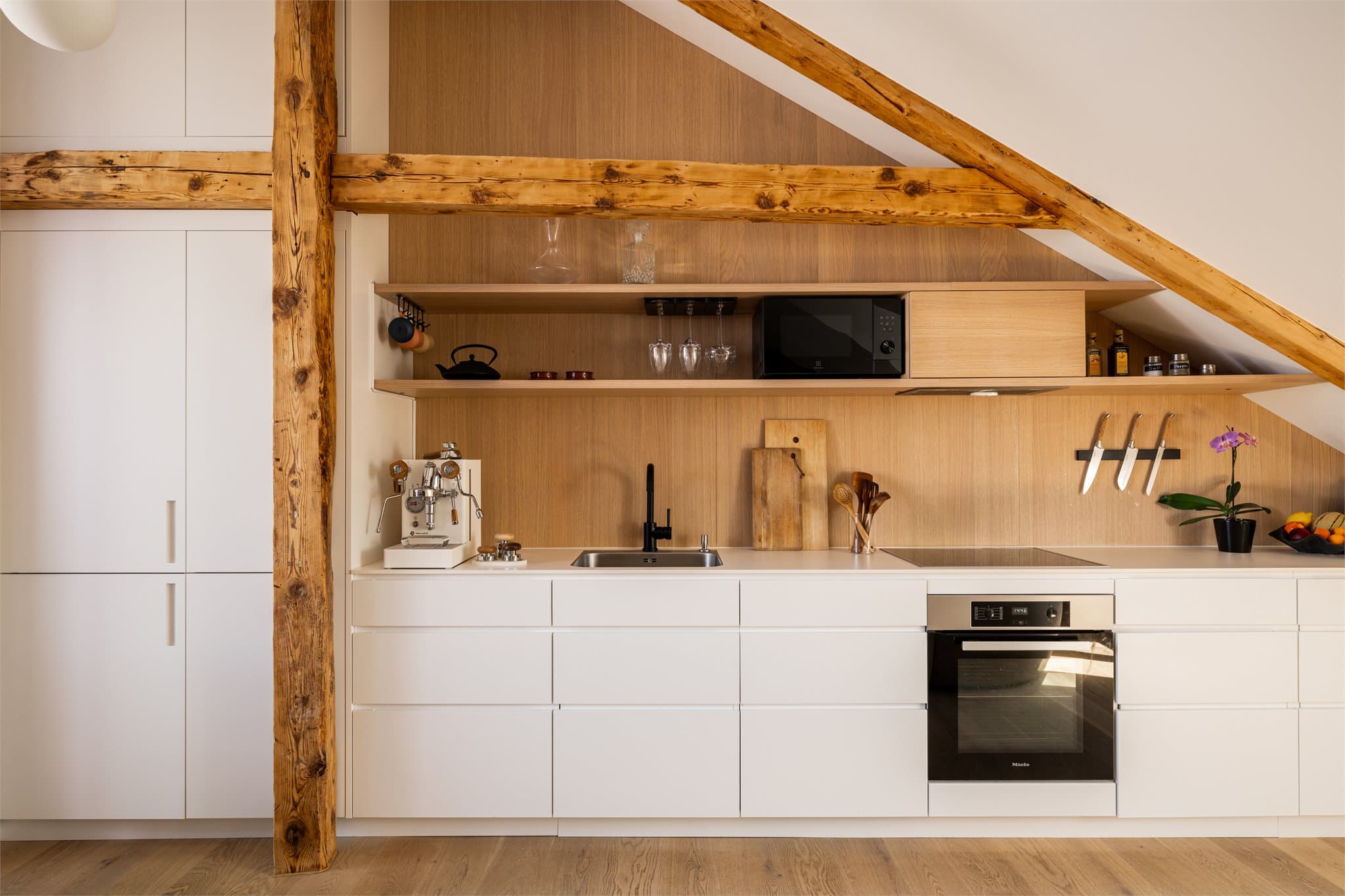 Arkitekttegnet kjøkkeninnredning fra Hamran Made by Wood kombinerer tidløst design med høy kvalitet.
