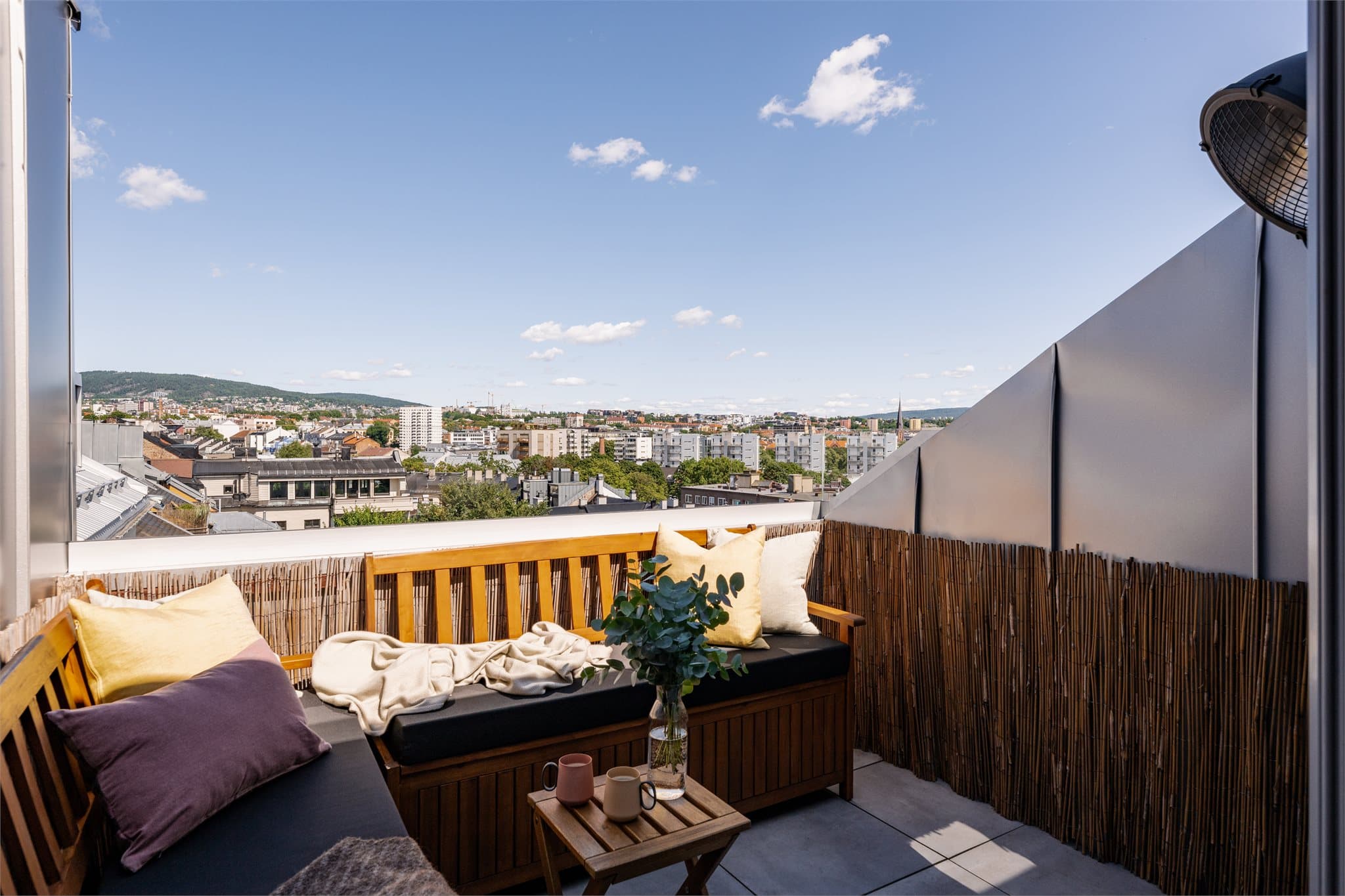 Direkte utgang til en usjenert takterrasse med fantastisk utsikt over byen.