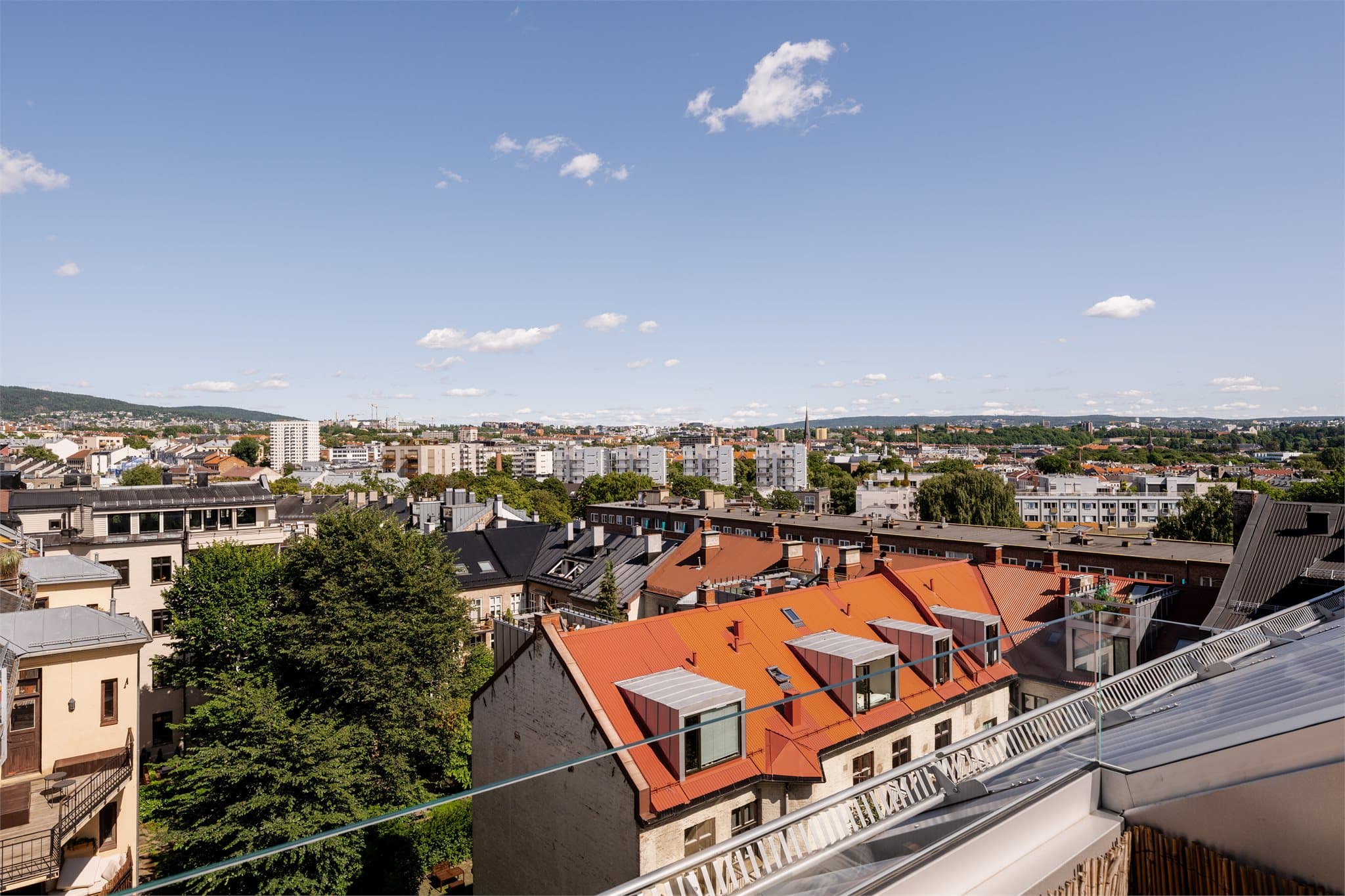 Uslåelig utsikt fra deres helt egne takterrasse.