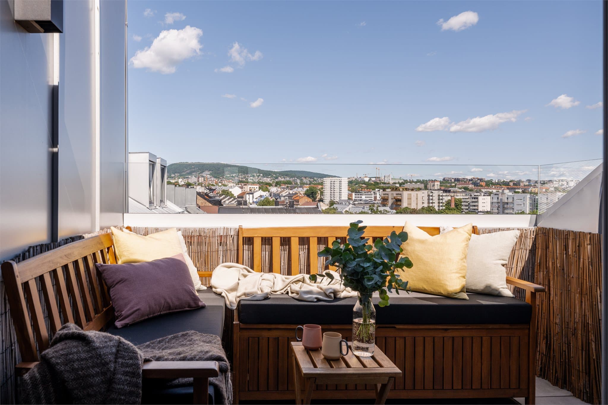 Takterrassen har god plass til en innbydende sittegruppe og flere gjester.