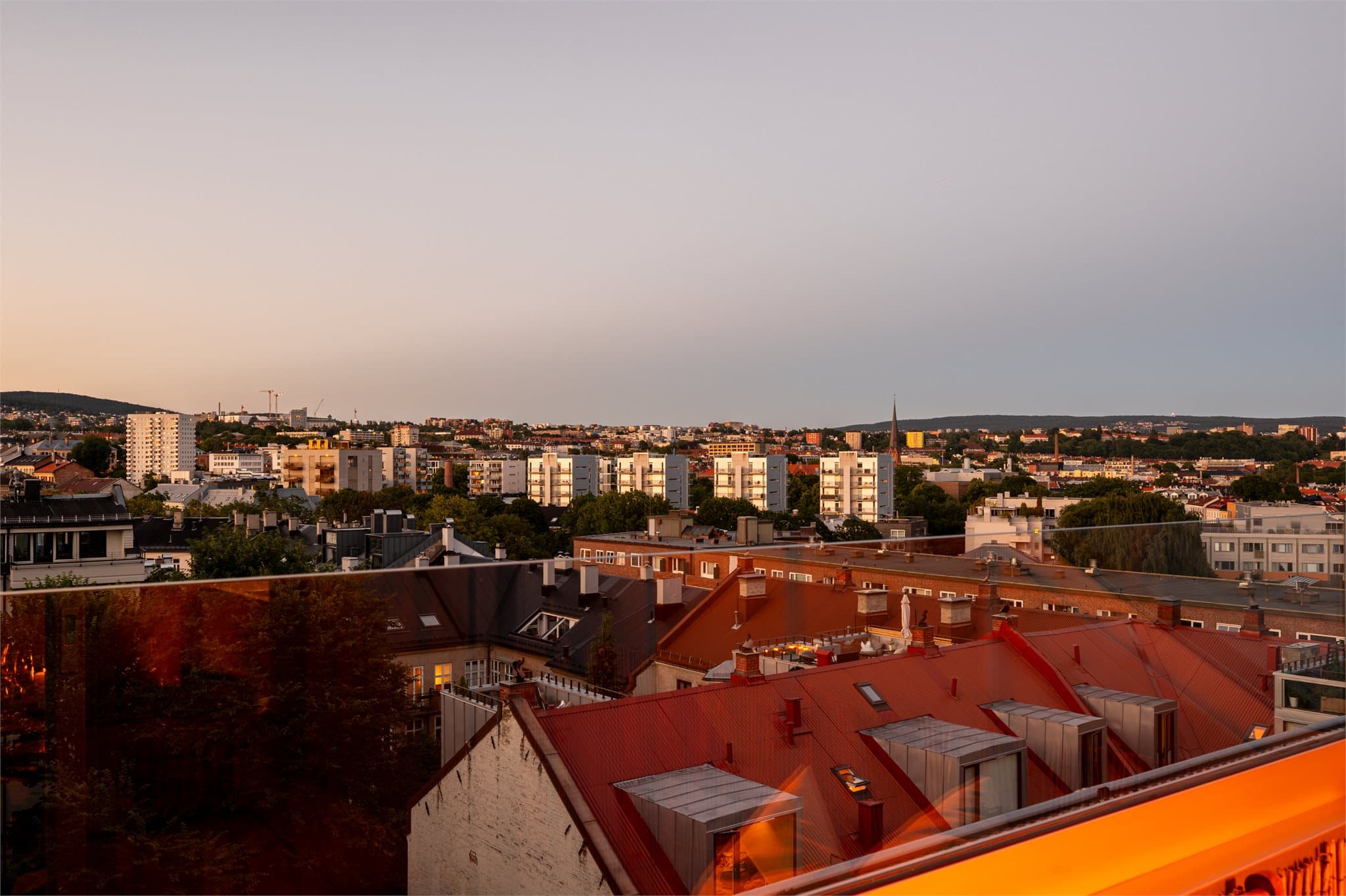 En fantastisk beliggenhet i meget sentrale omgivelser - høyt og fritt over alle naboene.