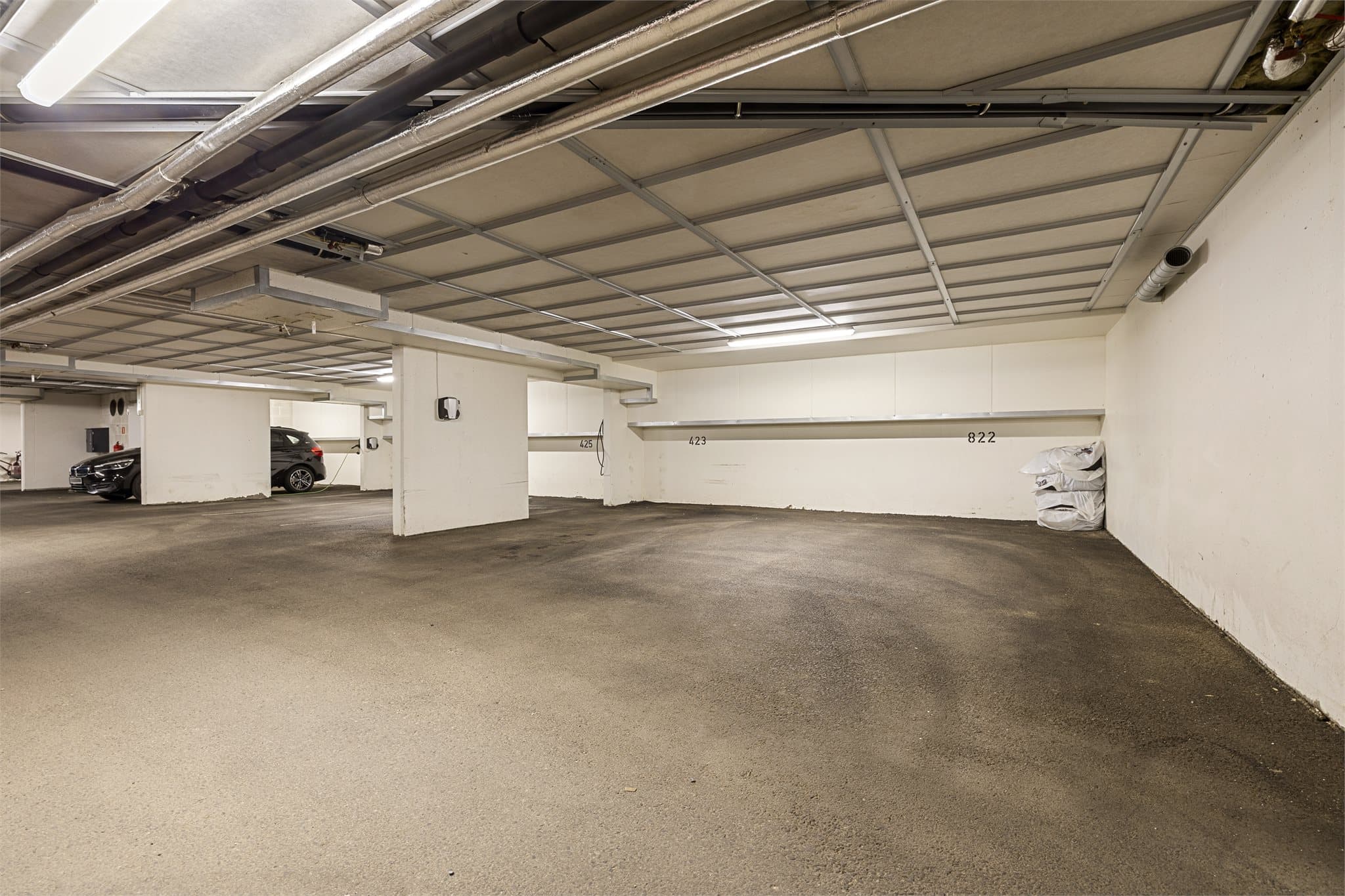 Bruksrett på parkeringsplass nr 822 i felles garasjeanlegg i kjeller. (nabobygget). Dette er en stor p-plass sammenlignet med øvrige plasser.