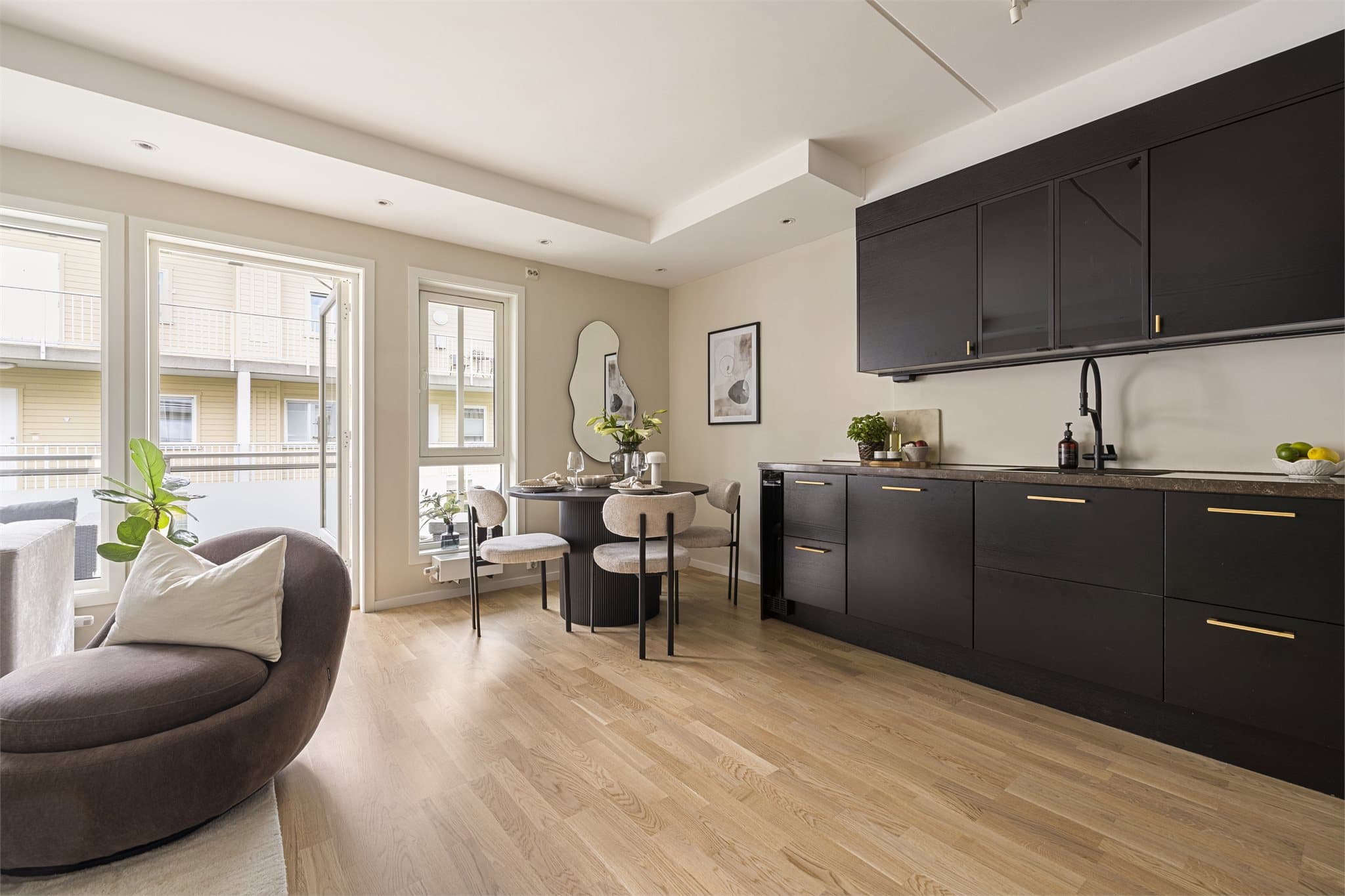 Fra stuen er det utgang til balkong på ca. 10 m², vendt mot sydvest.