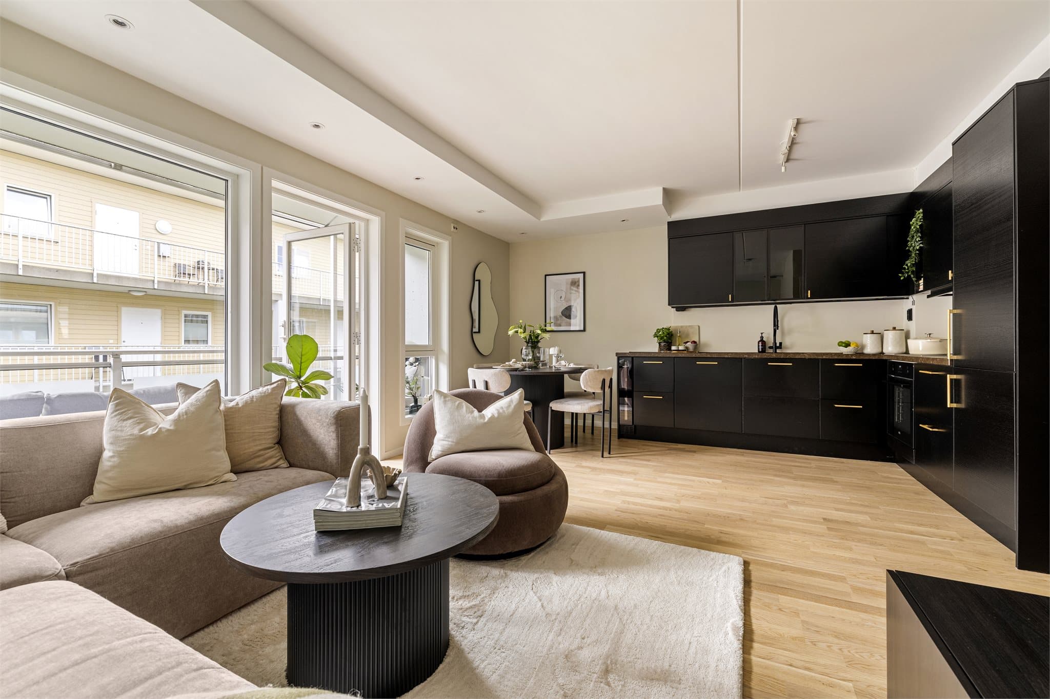 God plass til både sofagruppe og spiseplass