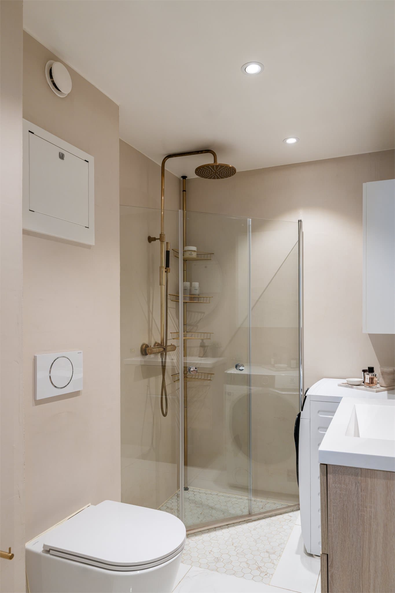 Det er opplegg for vaskemaskin på badet.