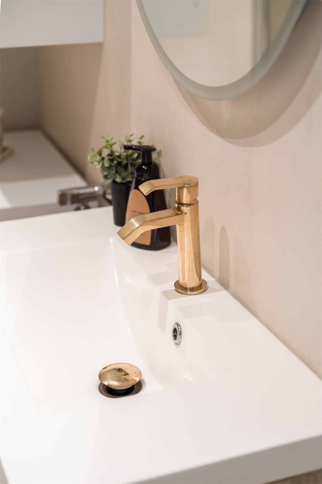 Alle detaljer er nøye utvalgt. Eksklusivt armatur og pent flislagt gulv med mosaikk i dusjsonen.