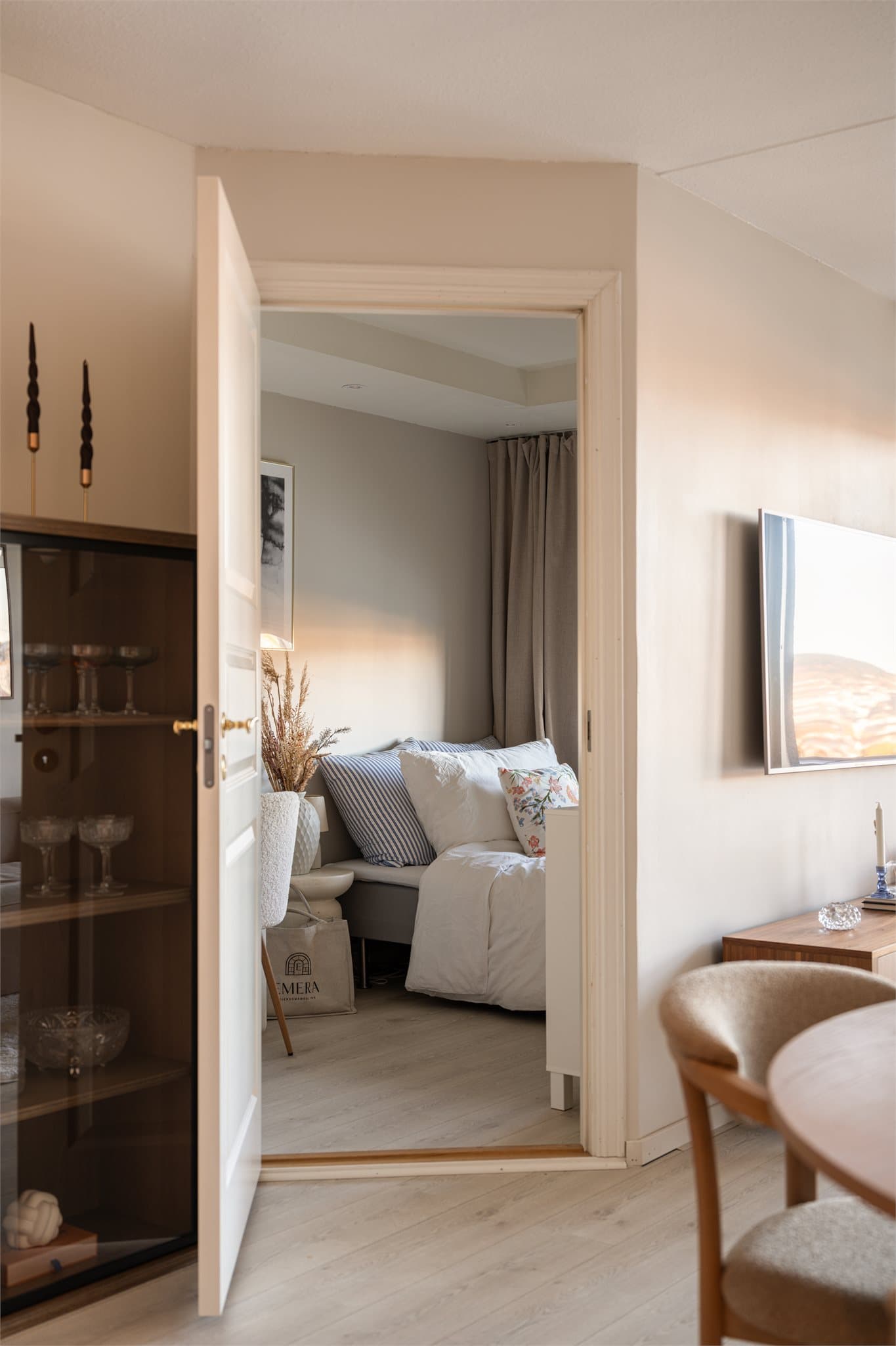 Videre byr leiligheten på to gode soverom.