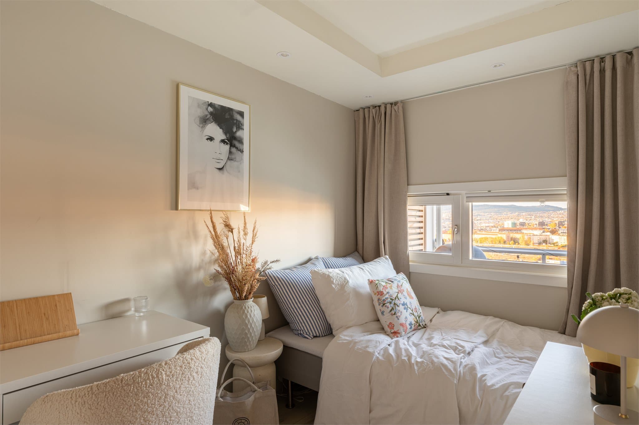 Soverom 1 er lyst og innbydende med fin utsikt, plass til dobbeltseng og kontor.