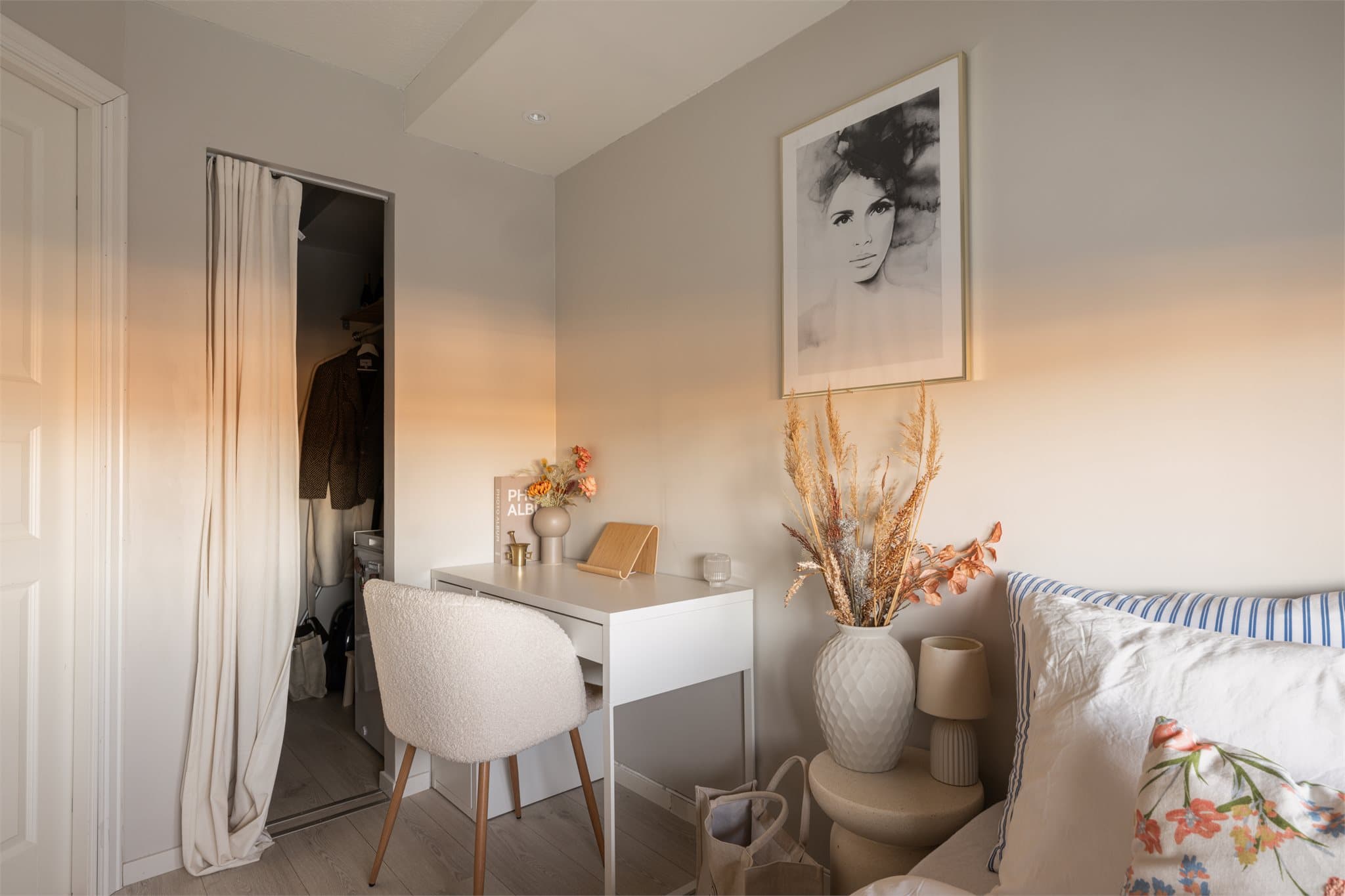 Soverommet har også tilgang til en praktisk bod/walk-in som gir ytterligere oppbevaringsplass.