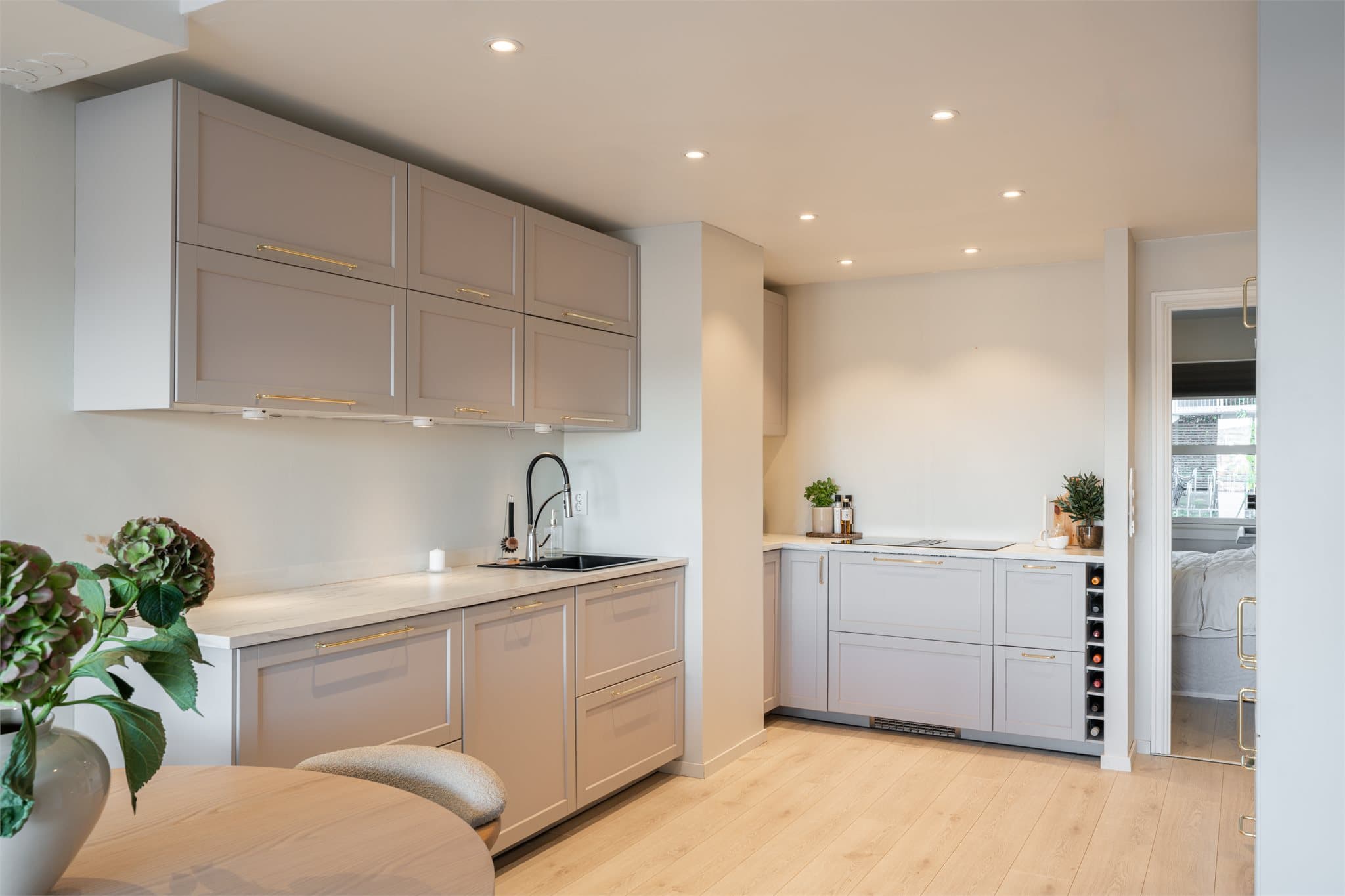 Et lekkert kjøkken fra 2022 med profilerte fronter og håndtak i messing.