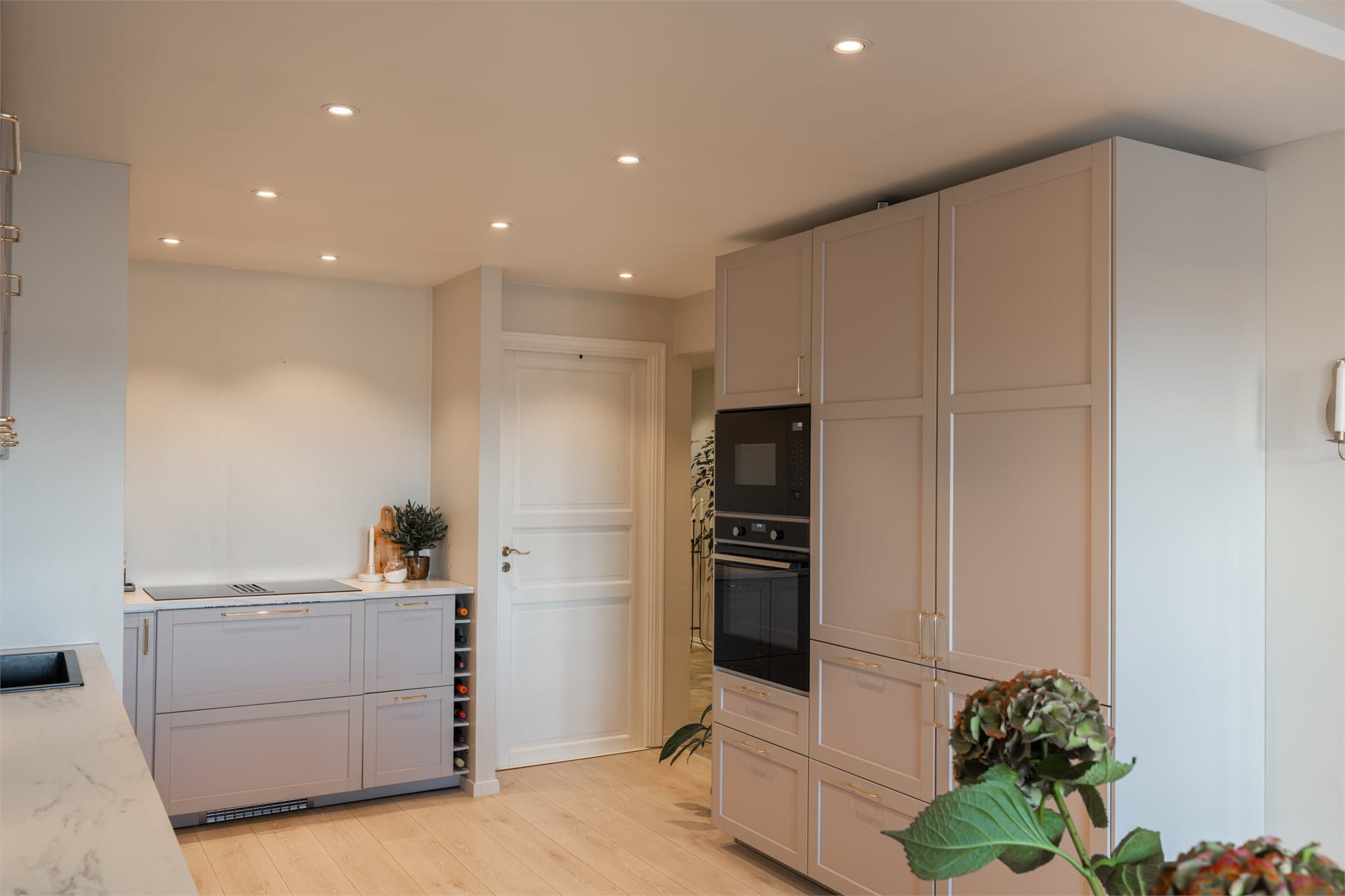 Innfelt belysning med downlights skaper et moderne uttrykk og god lyssetting.