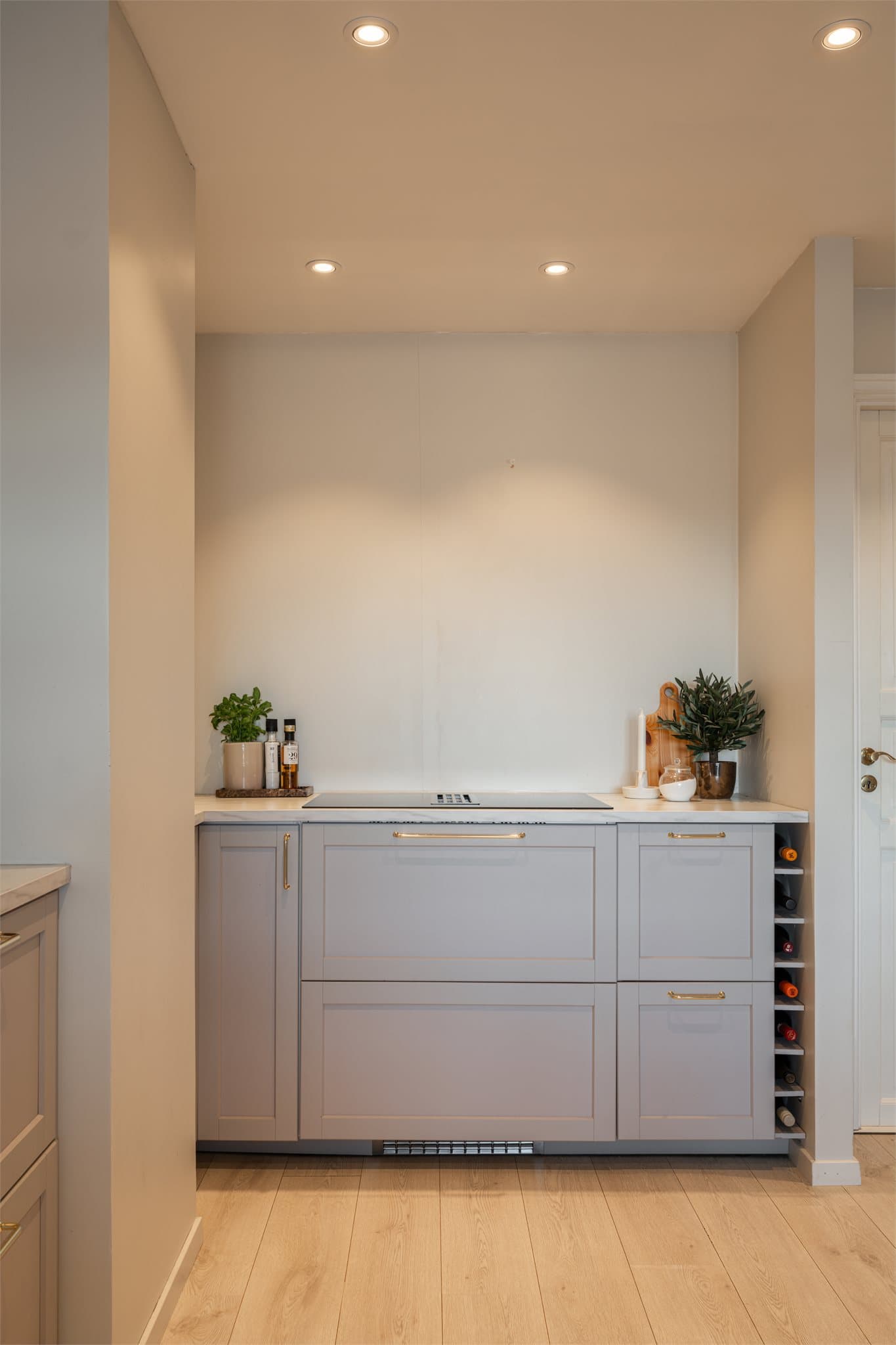 Induksjonstoppen er et smykke på kjøkkenet og gjør at man slipper "store og stygge" vifter på veggen. Det gir en luftig og fin følelse under matlaging.