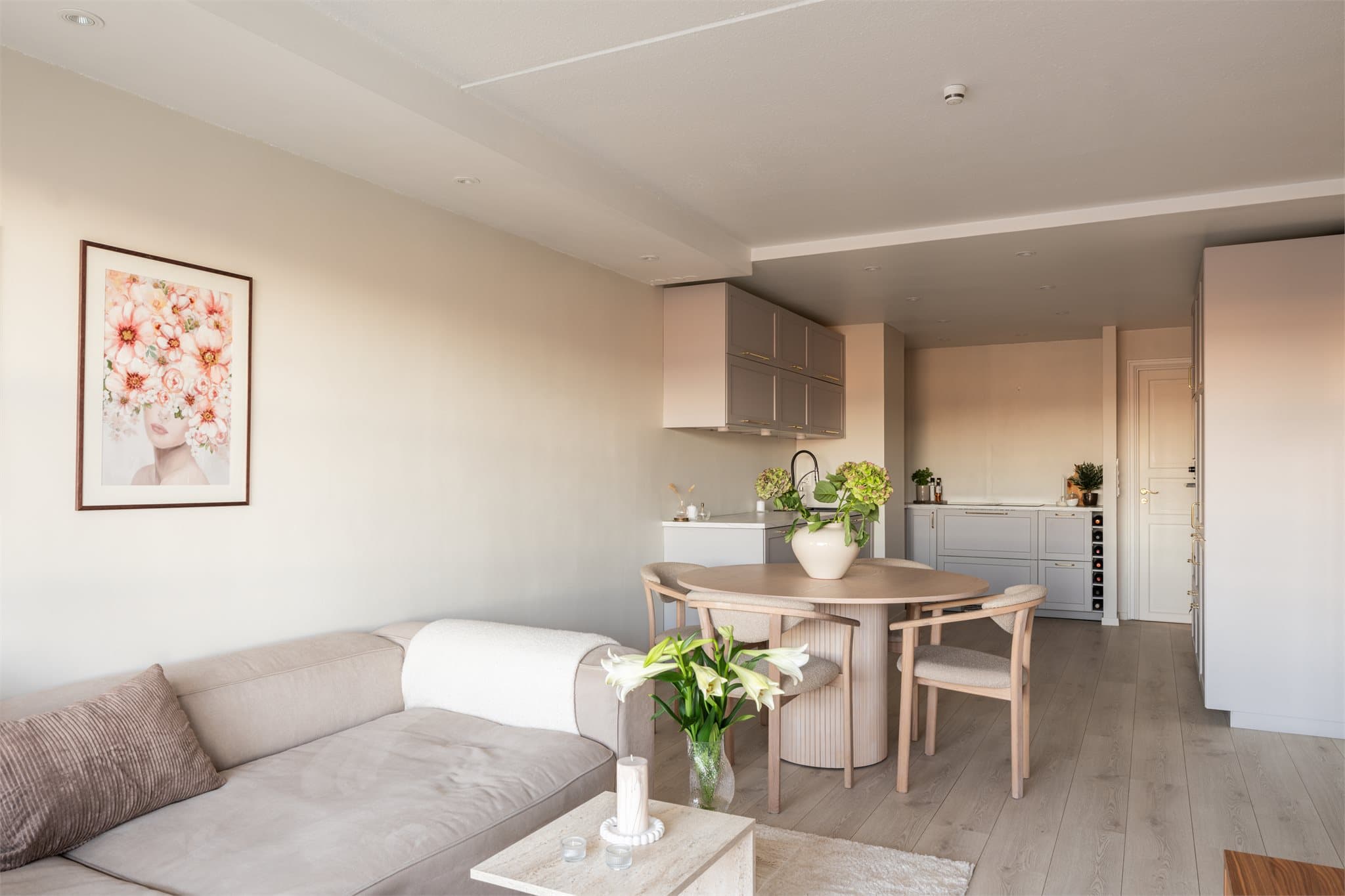 Boligen har en åpen løsning, men god avstand som likevel skaper en følelse av et slags "skille".