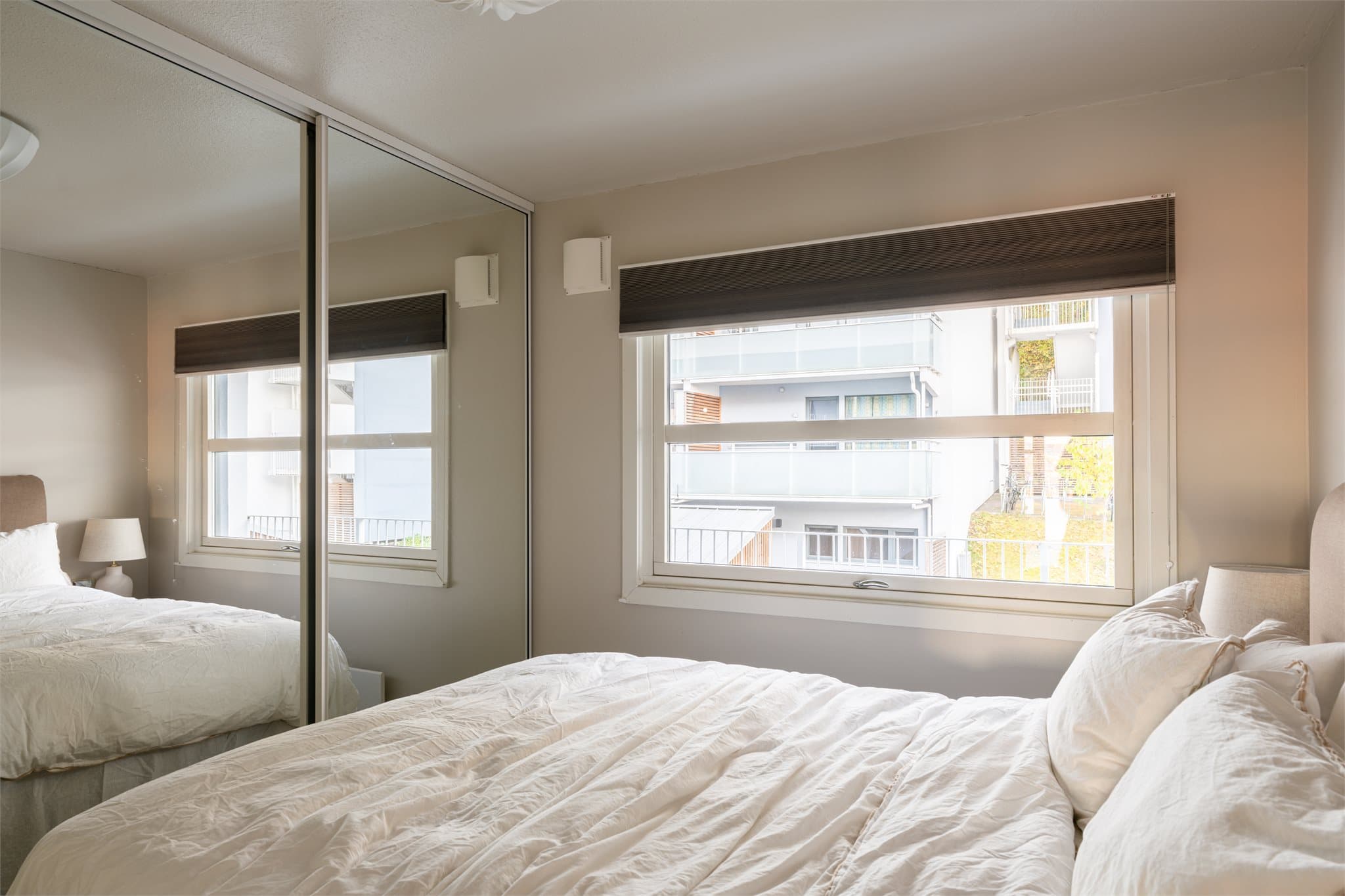 Det andre soverommet har god plass til dobbeltseng, og store vindusflater gir rikelig naturlig dagslys. Det er montert stor skyvedørsgarderobe med masse lagringsplass på rommet.