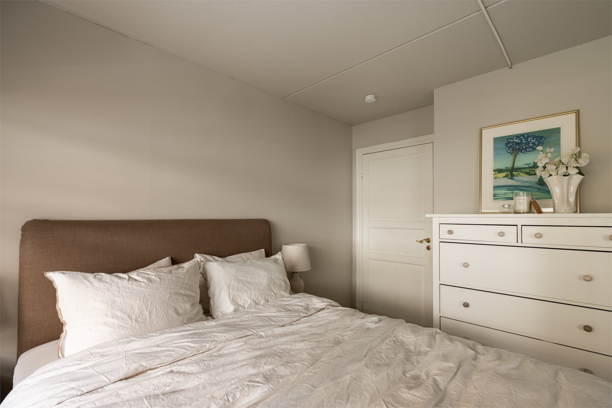 I tillegg til skyvedørsgarderoben er det også plass til oppbevaring langs veggen.