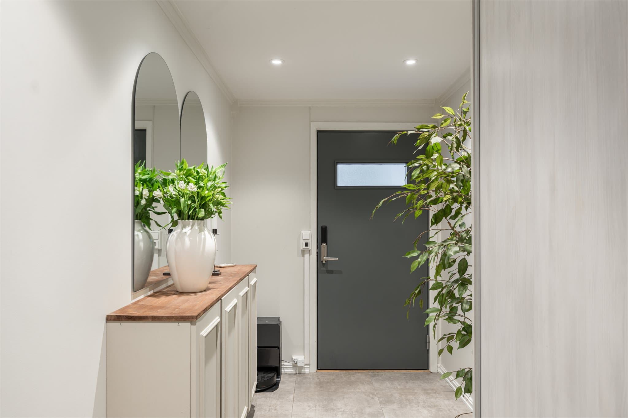 Slitesterke fliser på gulvet og varmekabler gjør at du kan gå rett inn uten dårlig samvittighet om vinteren.