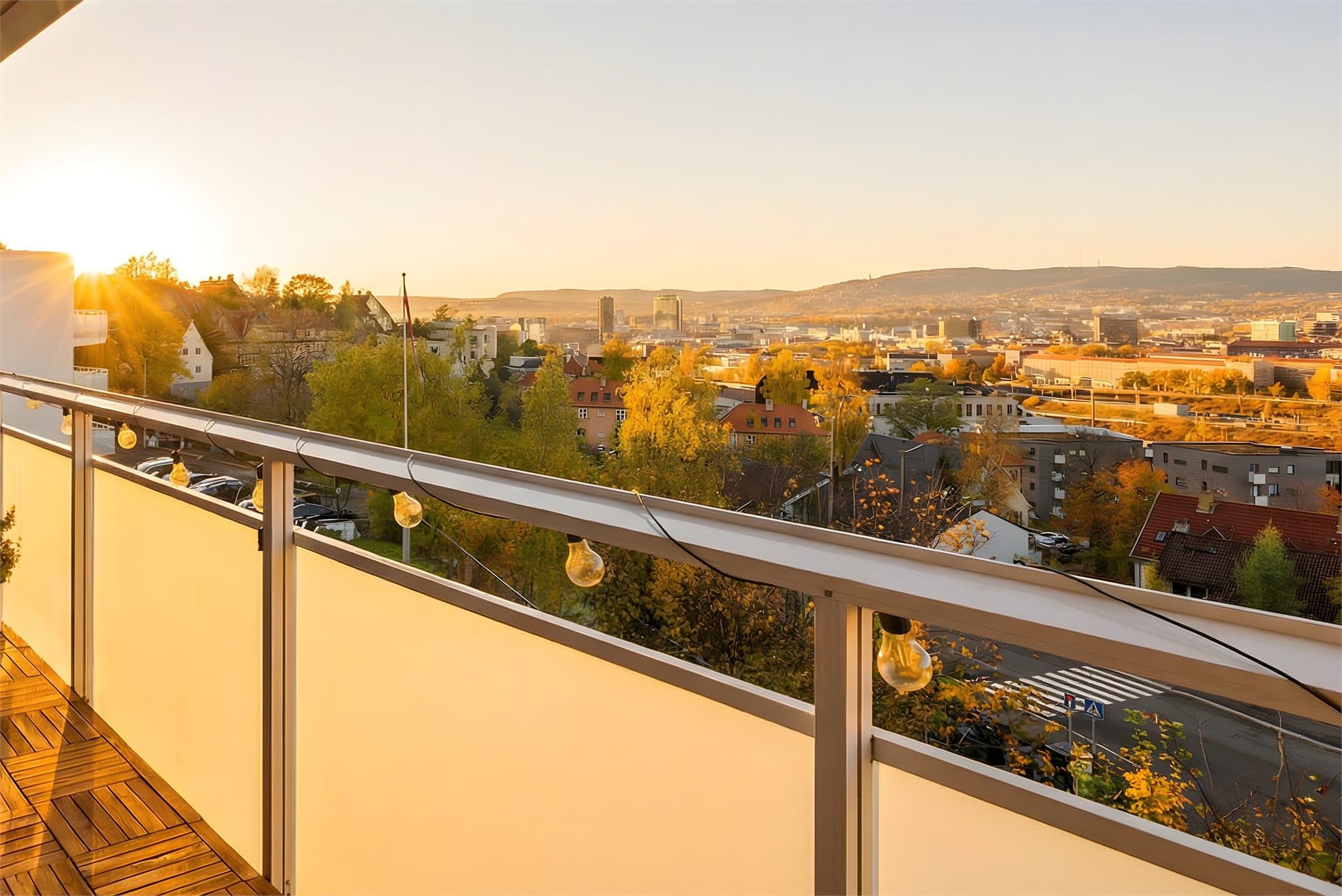 Balkongen vender vestover og her kan du nyte hyggelige sommerkvelder med venner og bekjente.