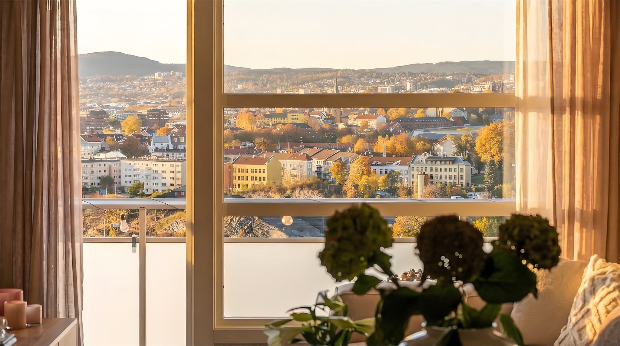 Boligen har fantastisk utsikt utover byen og gode lysforhold gjennom hele dagen. Bildet er fra tidlig høst og her er det kveldssol fra ca. 18 og til den går ned mellom mai-august.