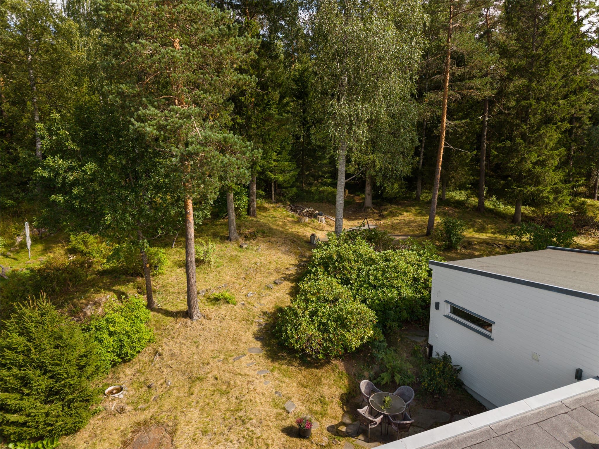 Eiendommen har et fint areal på baksiden av boligen også.