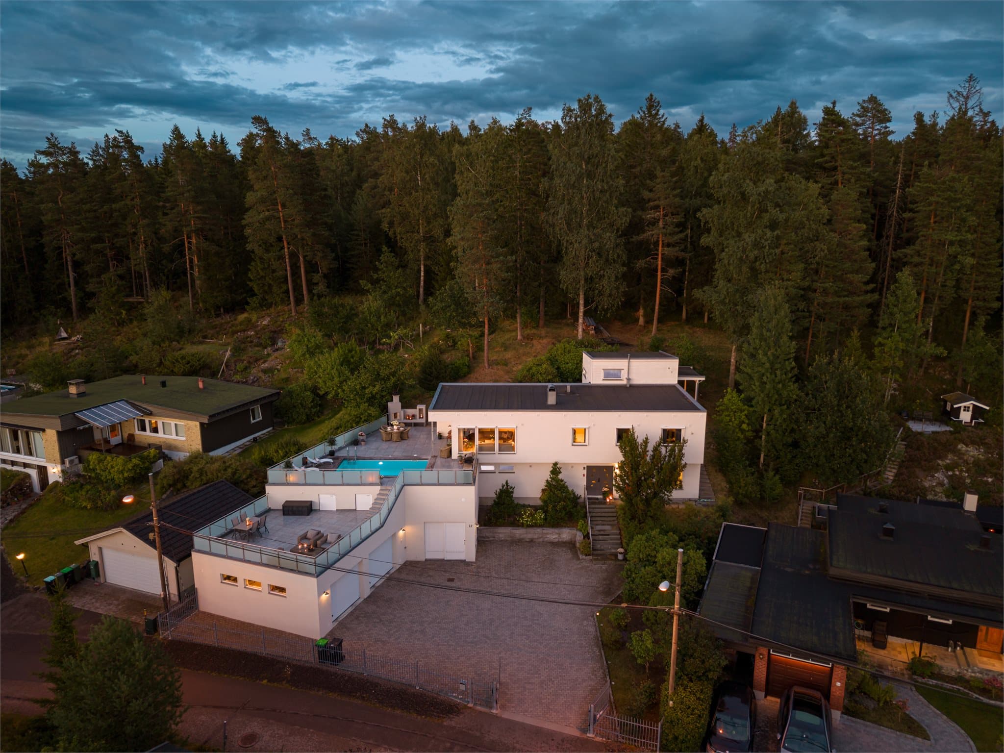 Dette er en eiendom utenom det vanlige – moderne arkitektur, fantastiske utearealer og privat basseng i naturskjønne omgivelser.