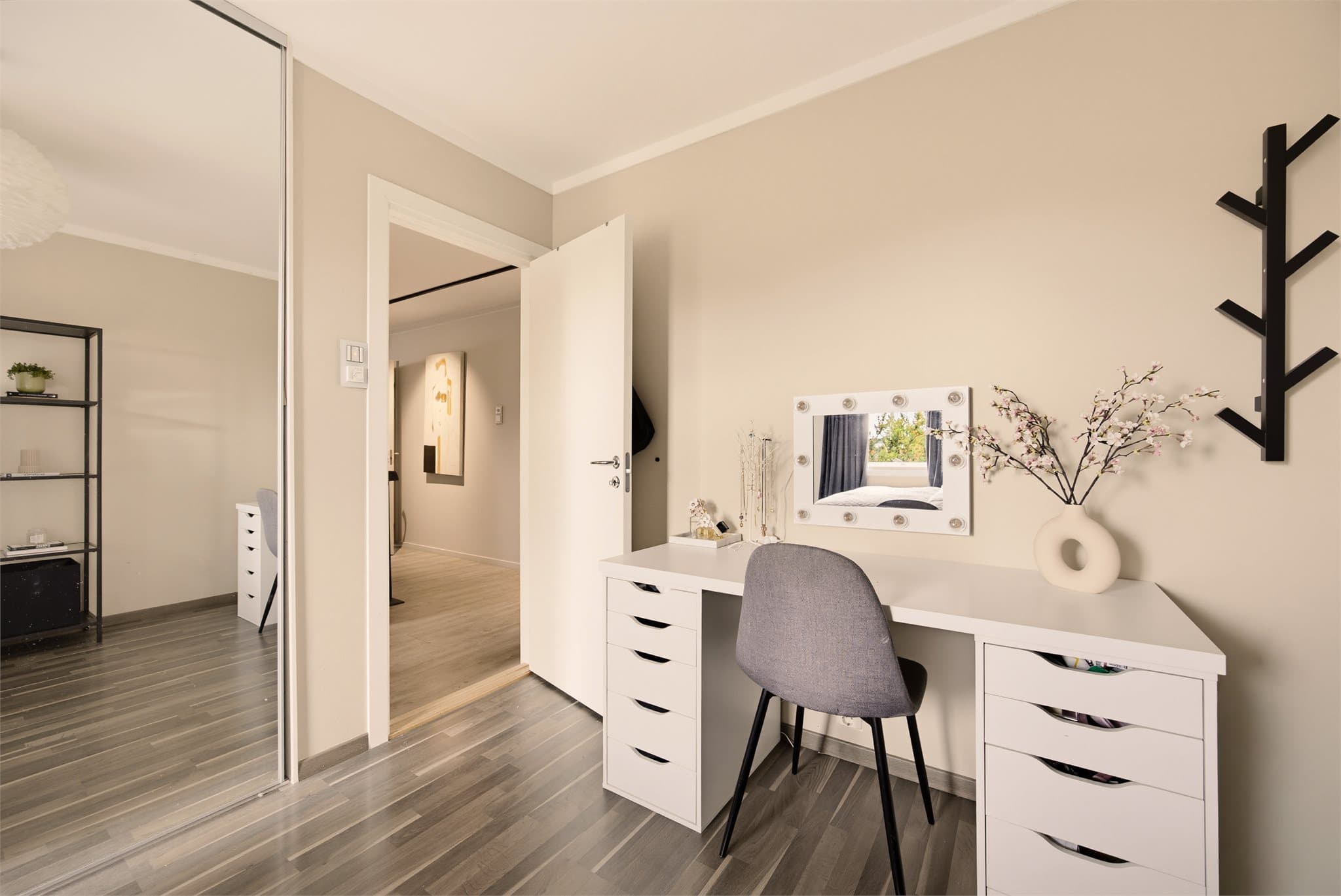 Her er det satt inn skyvedørsgarderobe med speilfronter.