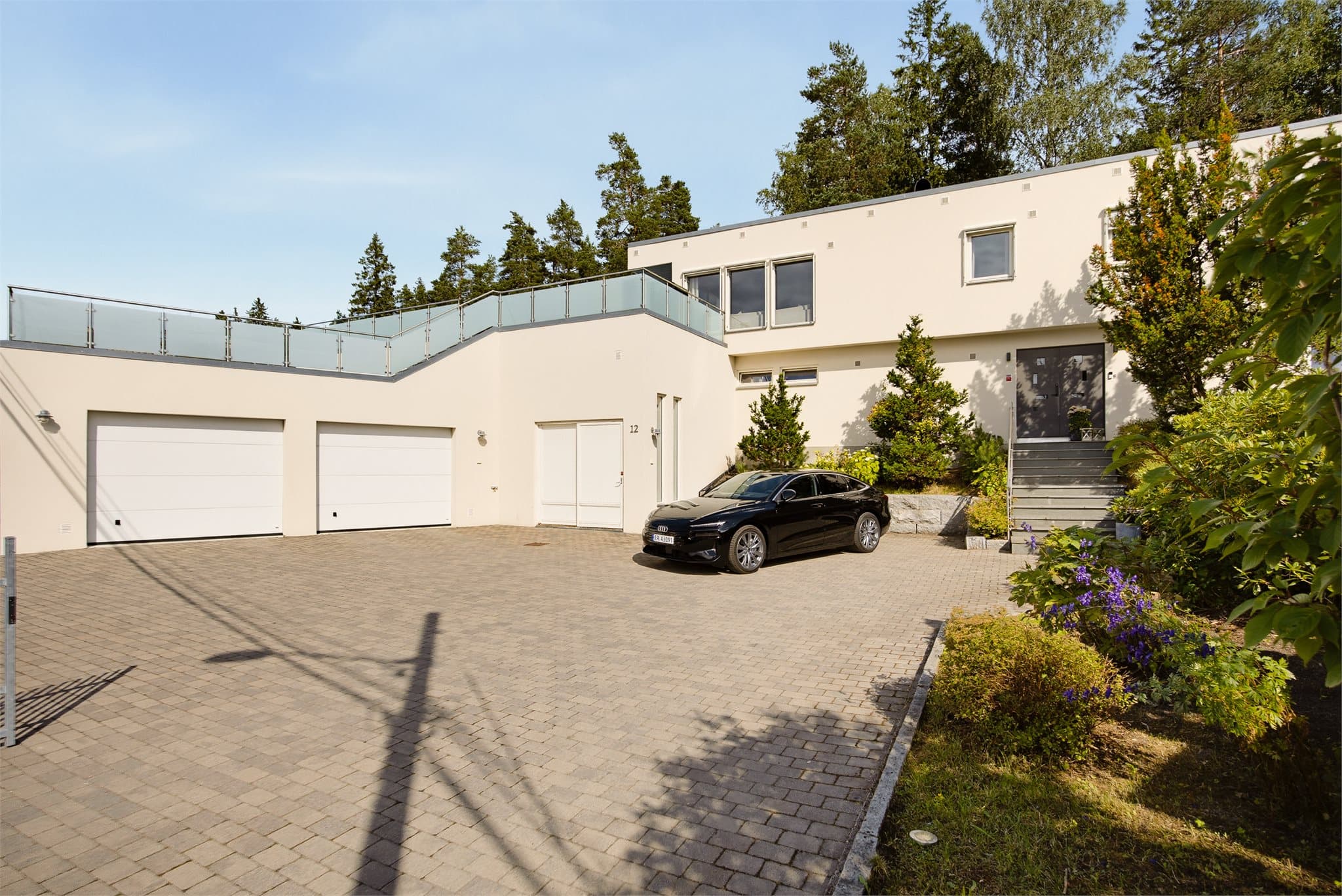 Den moderne arkitekturen videreføres i et stilrent og representativt inngangsparti.