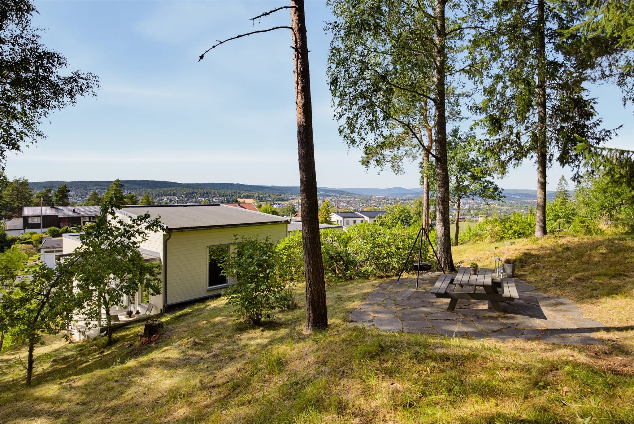 Dette gjør eiendommen spesielt godt egnet for barnefamilier – kort vei til skole og fritidsaktiviteter, og samtidig naturen rett utenfor døren for tur, lek og opplevelser gjennom hele året.