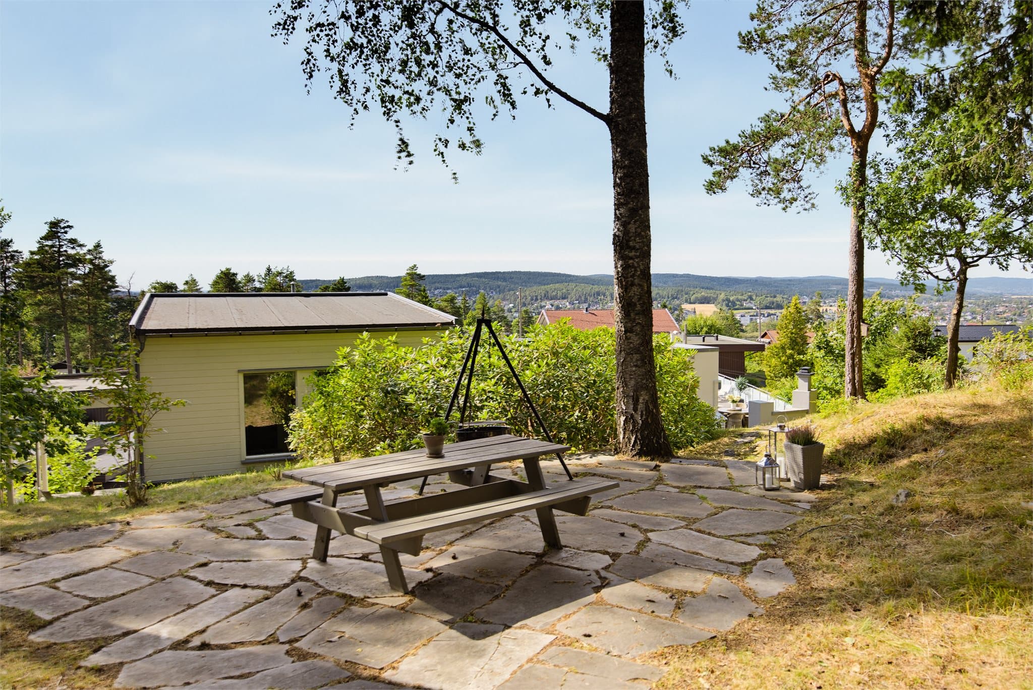 Fra tomtegrensen går det direkte inn i skogområdet, hvor en skogsvei fører mellom Stormyra og Sandbekkhallen og videre til Sandbekken ungdomsskole.