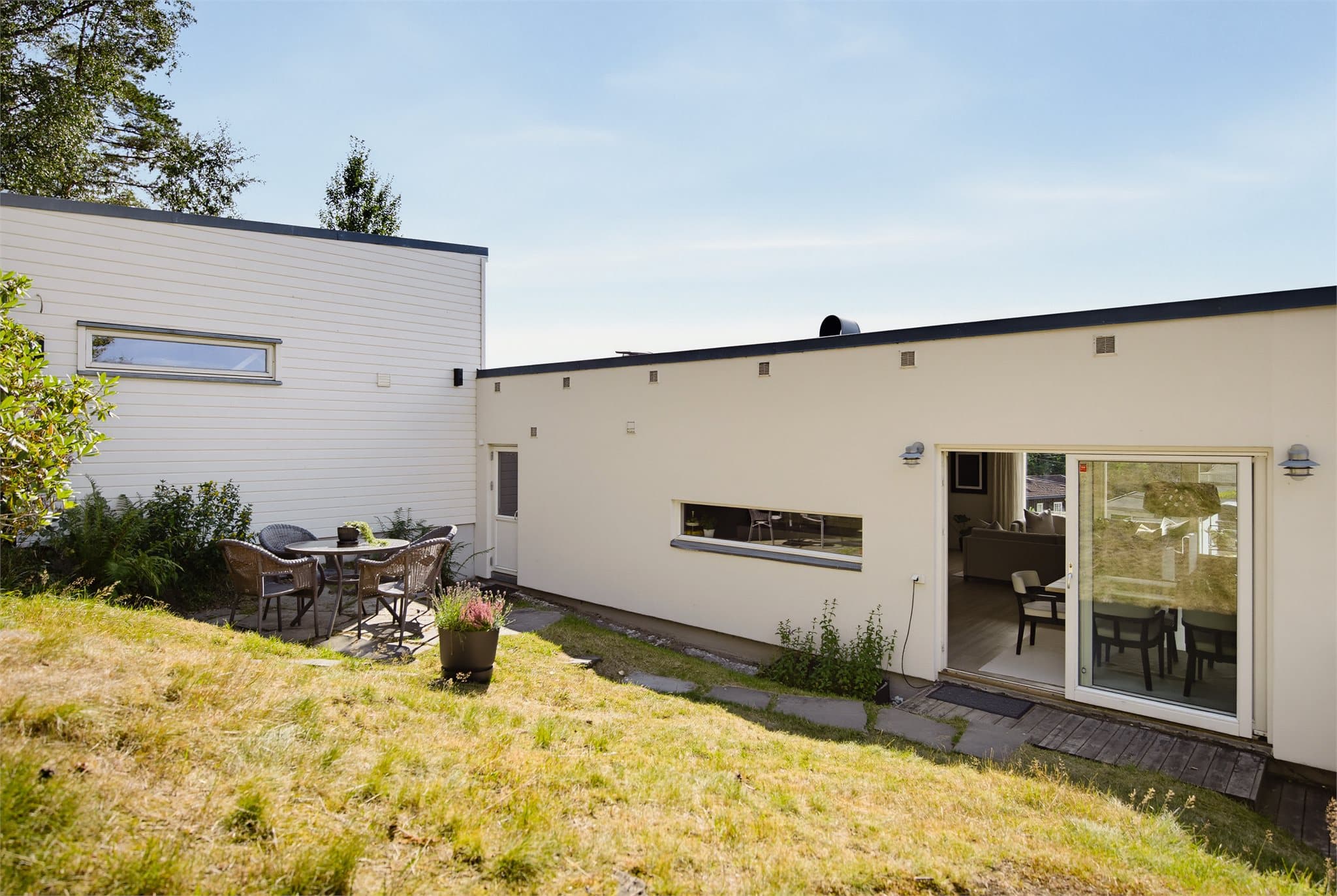 Hyggelig uteplass på baksiden av boligen.