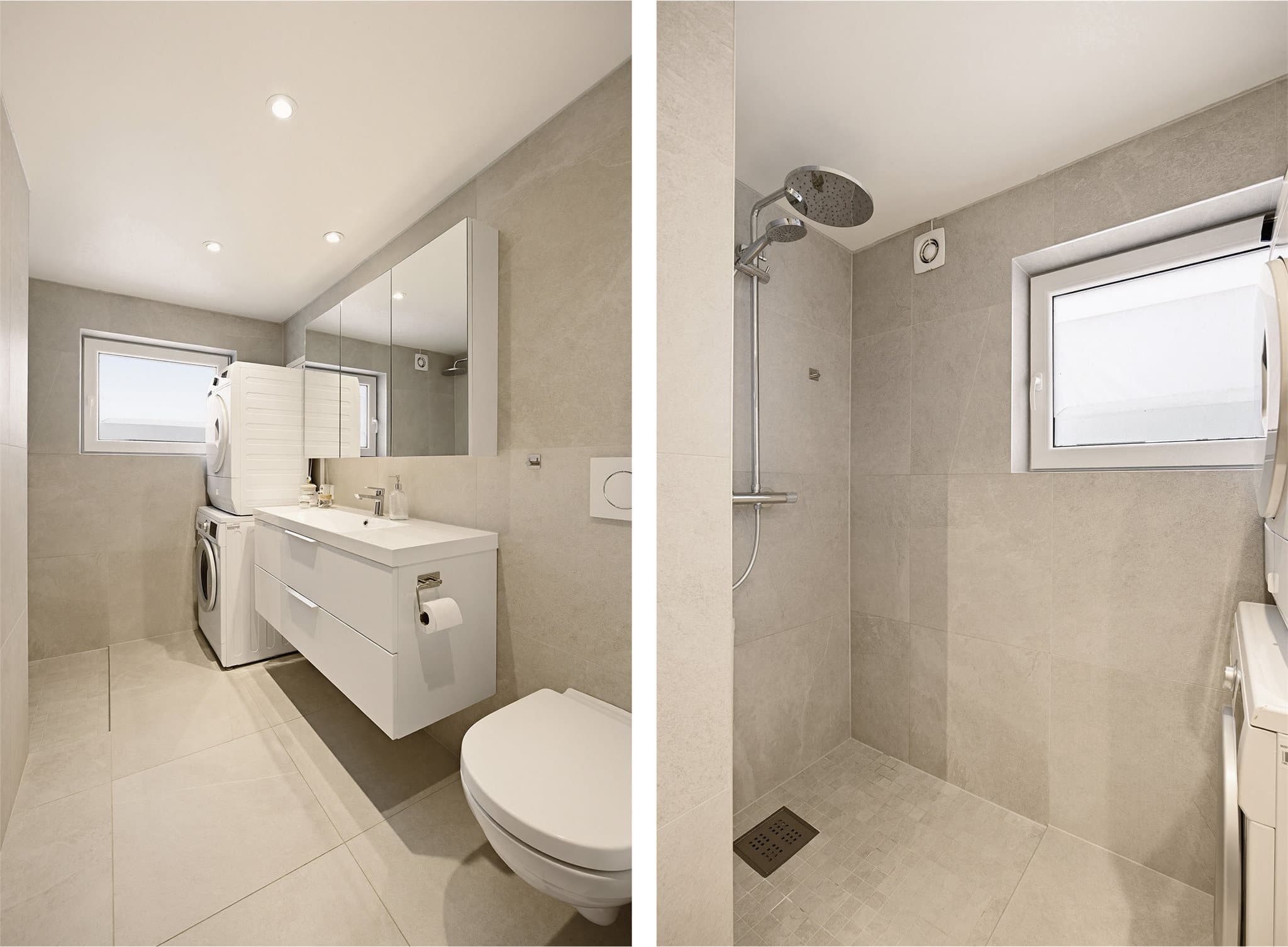 Flislagt bad med moderne baderomsinnredning, inkludert benkeskap med glatte fronter og veggskap med speilfronter. Vegghengt toalett, dusj på gulv, servant og opplegg for vaskemaskin gjør rommet praktisk og funksjonelt.