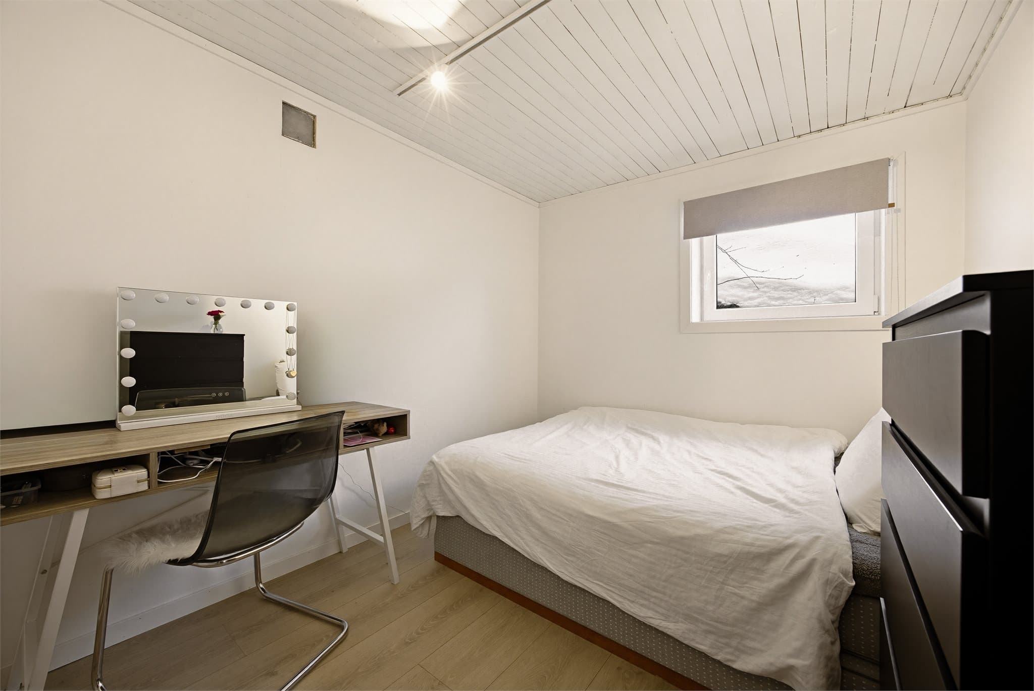 I tillegg finnes to innredede rom som i dag brukes som soverom. Rommene har gode innredningsmuligheter og kan enkelt benyttes etter dine behov.