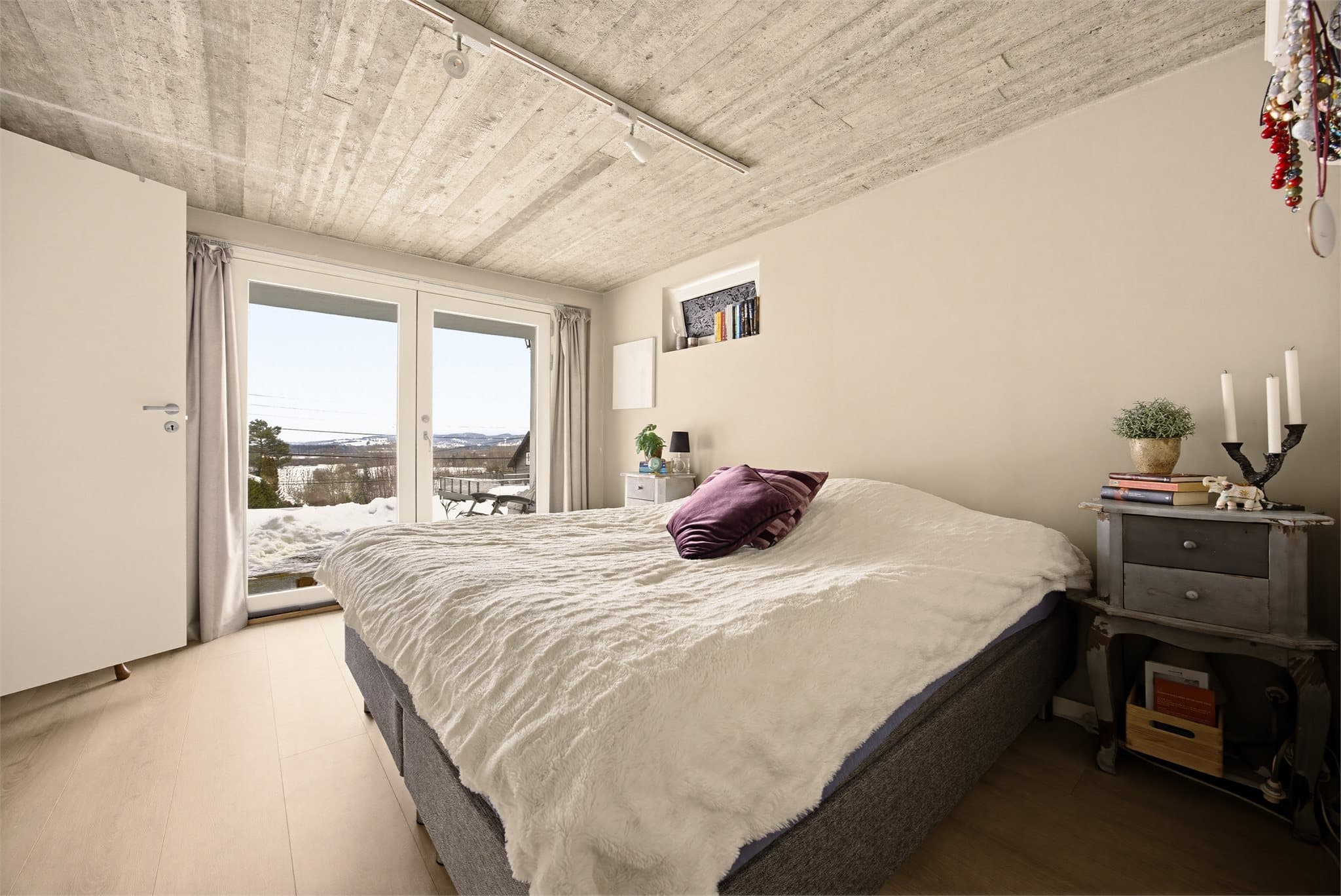 Underetasjen har et romslig soverom som er lett å møblere med seng, garderobeskap og øvrig møblement. Laminatgulv og lyse veggflater gir et lyst og behagelig uttrykk, og rommet har egen bod/garderobe i bakkant for praktisk oppbevaring.