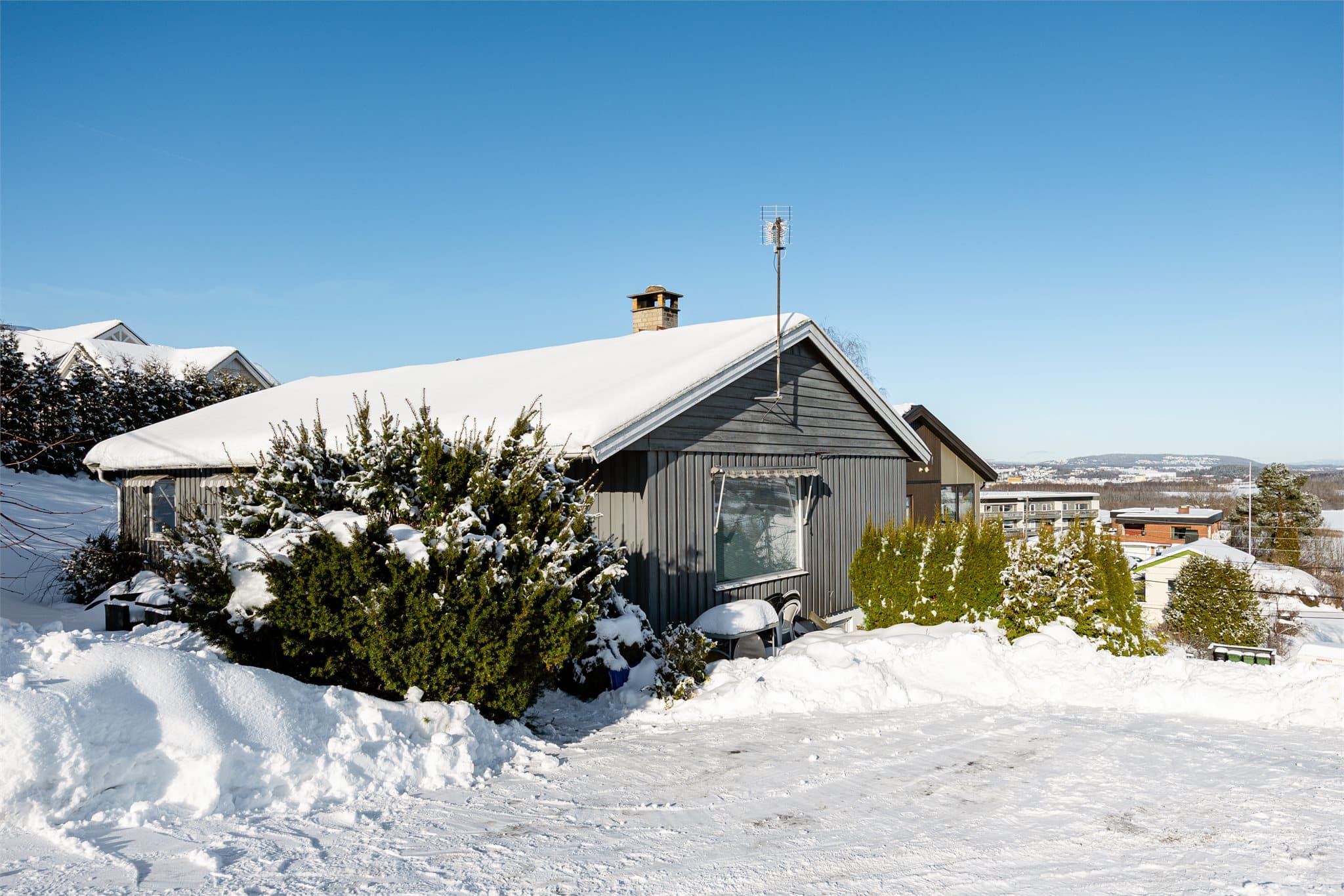 Huset ligger skjermet til med flott utsikt over vannet, egen innkjørsel og beplantning som gir privatliv og et hyggelig førsteinntrykk.