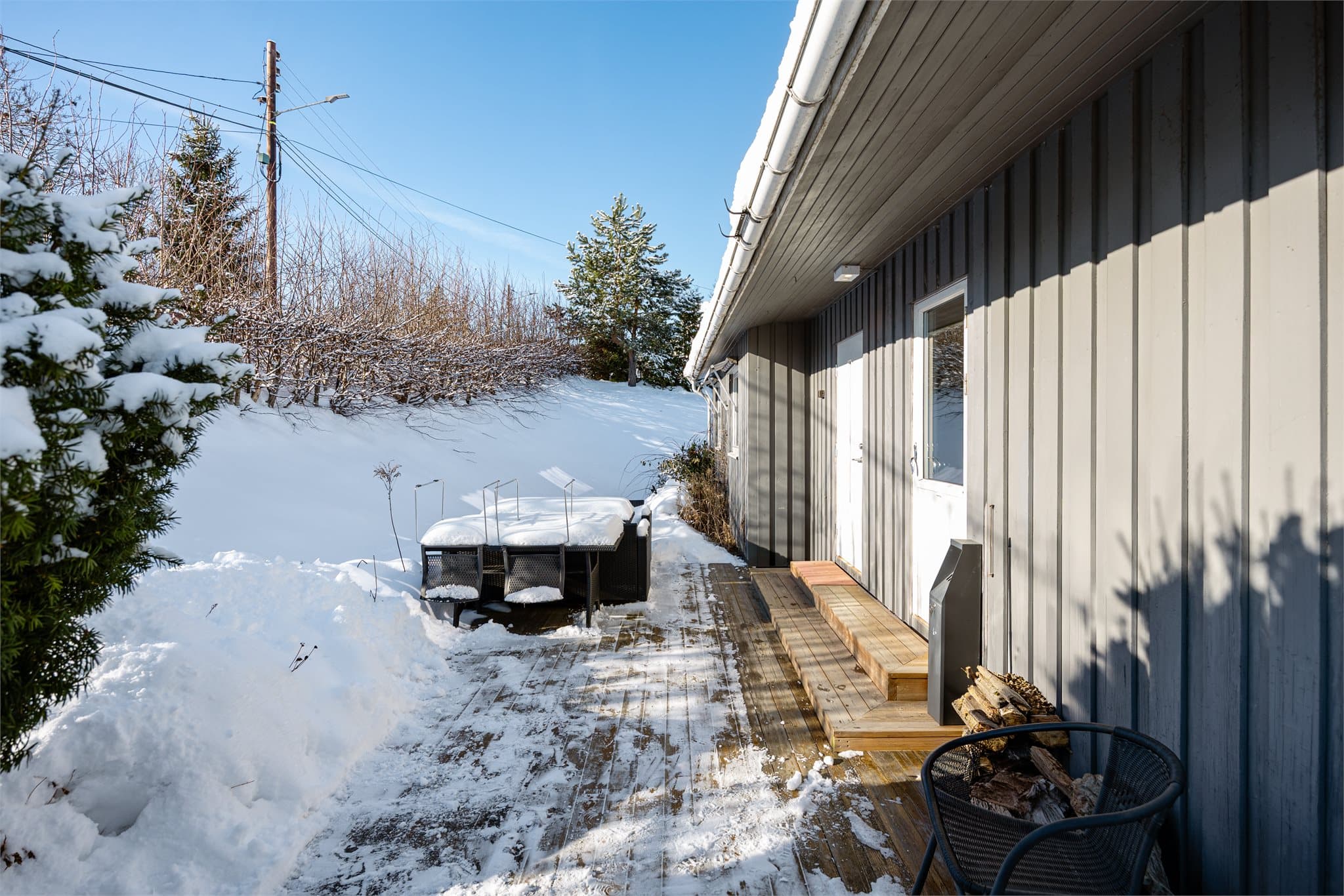 25 m² markterrasse med gode solforhold og en skjermet uteplass, perfekt for uteservering og avslapning.