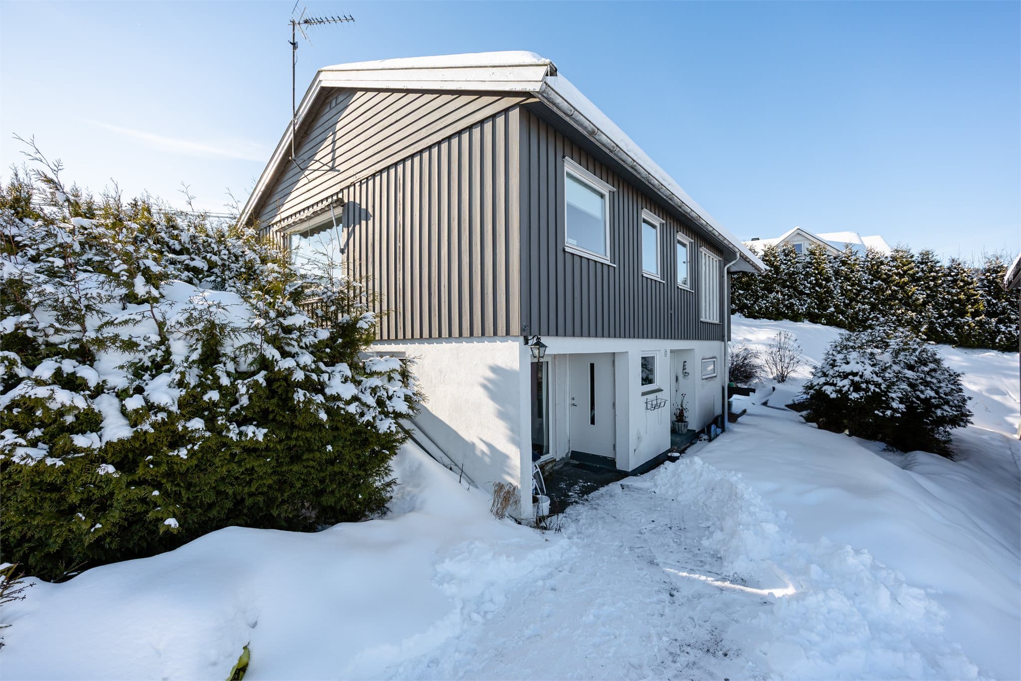 Eiendommen ligger i et rolig og familievennlig område i Rælingen, med kort vei til skoler, servicetilbud og kollektivtransport – en attraktiv kombinasjon av komfort, beliggenhet og praktiske løsninger.