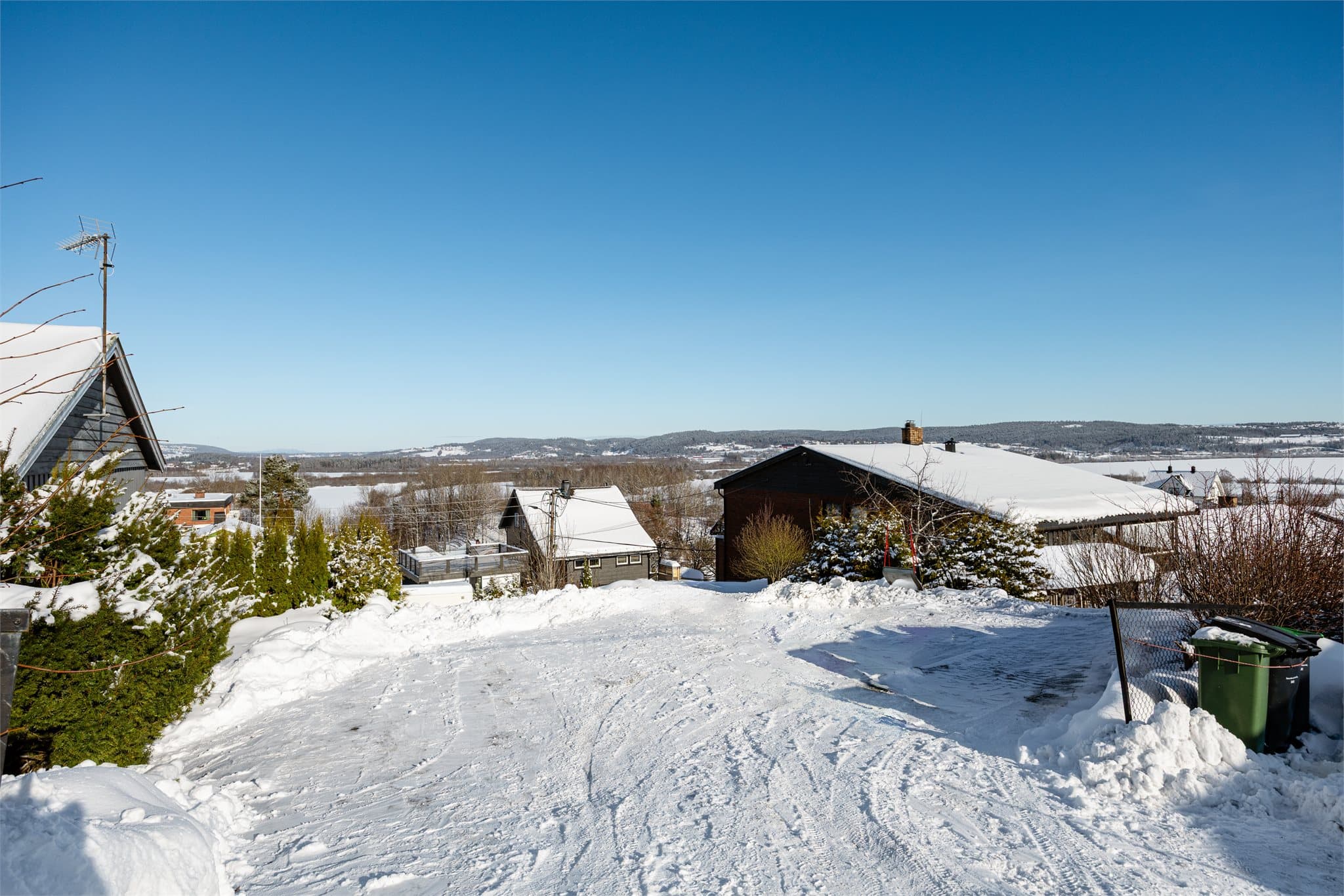 Gode parkeringsmuligheter på egen tomt med plass til 3–4 biler, samt variert beplantning som rammer inn eiendommen på en trivelig måte.