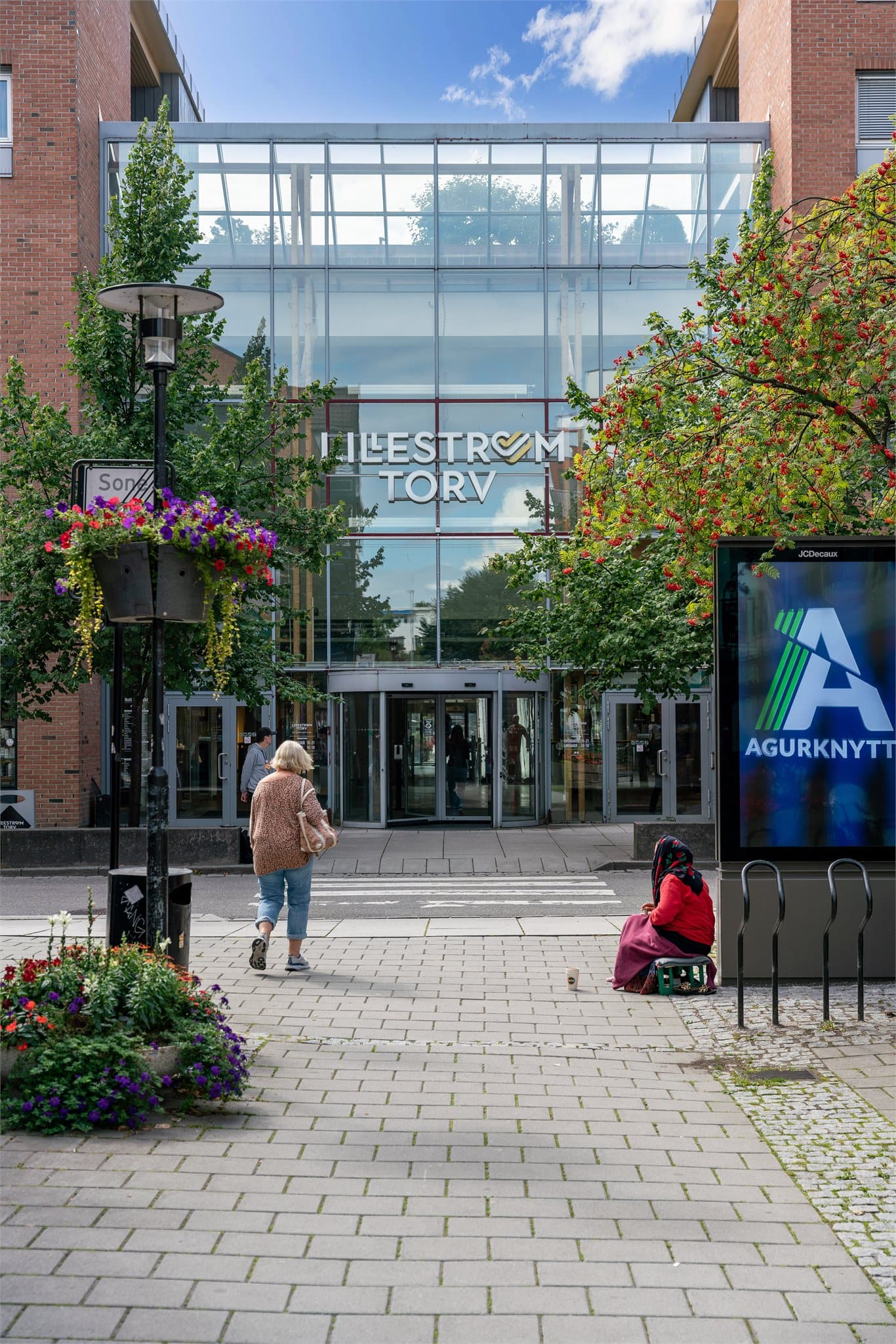 Lillestrøm Torv som er en klort kjøretur unna tilbyr et bredt utvalg av butikker, restauranter og kafeer i sentrum. Et naturlig møtested for både shopping og sosiale aktiviteter i hjertet av byen.