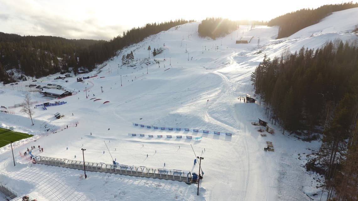 Kort vei til Marikollen slalåmbakker, et populært utfartssted for ski- og vinteraktiviteter. Området byr på bakker for både nybegynnere og erfarne skiløpere, samt hyggelige turmuligheter i naturen året rundt.